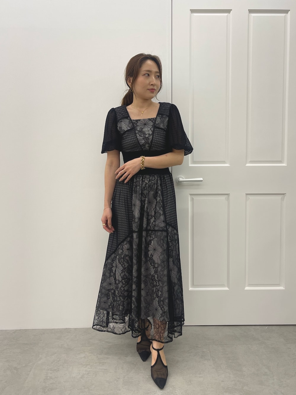 ブラック系のパンプス、ブラック系のドレスを着用したレディースの春コーディネートの2枚目の写真