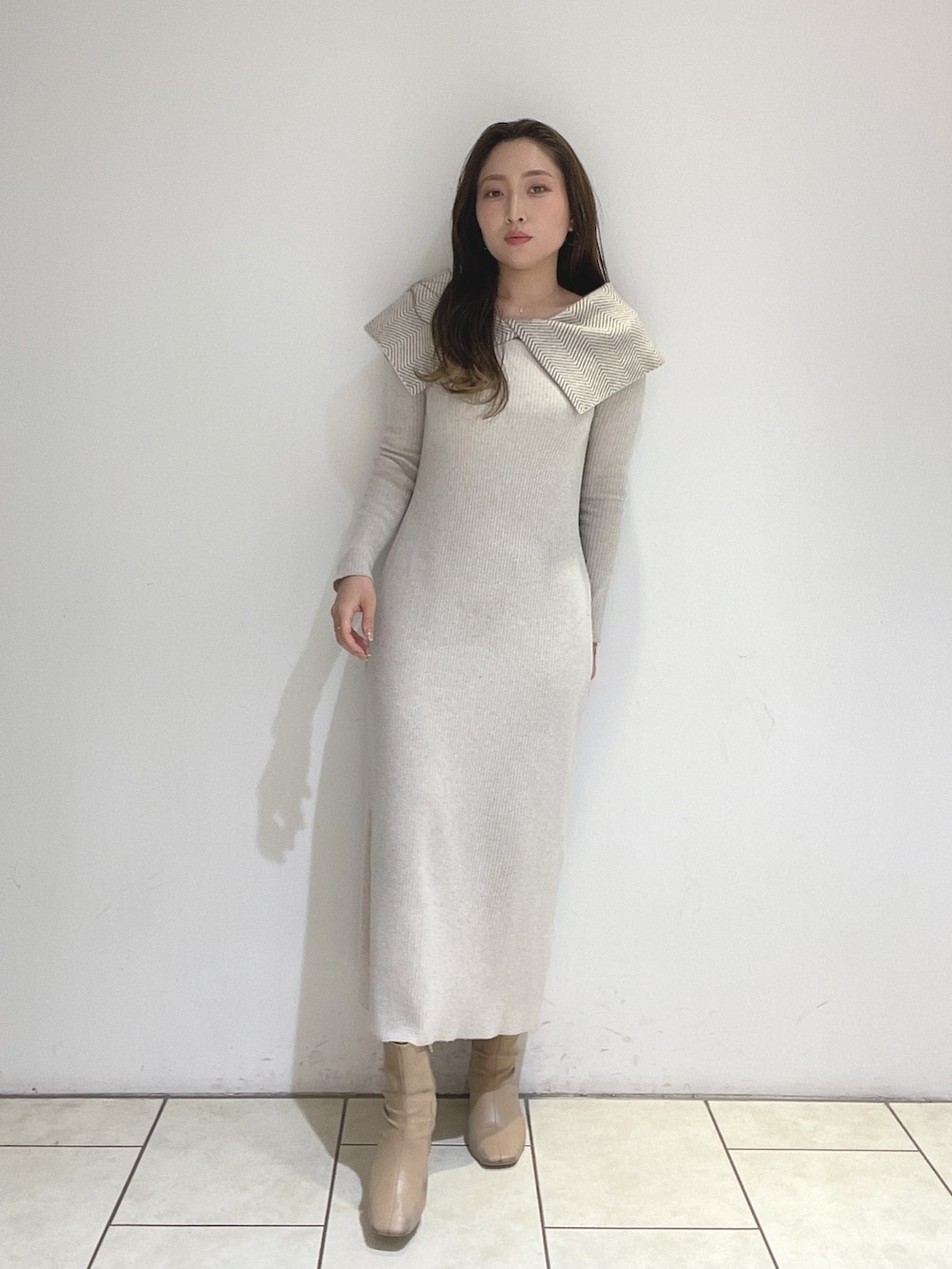 ホワイト系のワンピース、ホワイト系のカーディガン/ボレロ、ベージュ系のブーツを着用したレディースの冬コーディネートの10枚目の写真