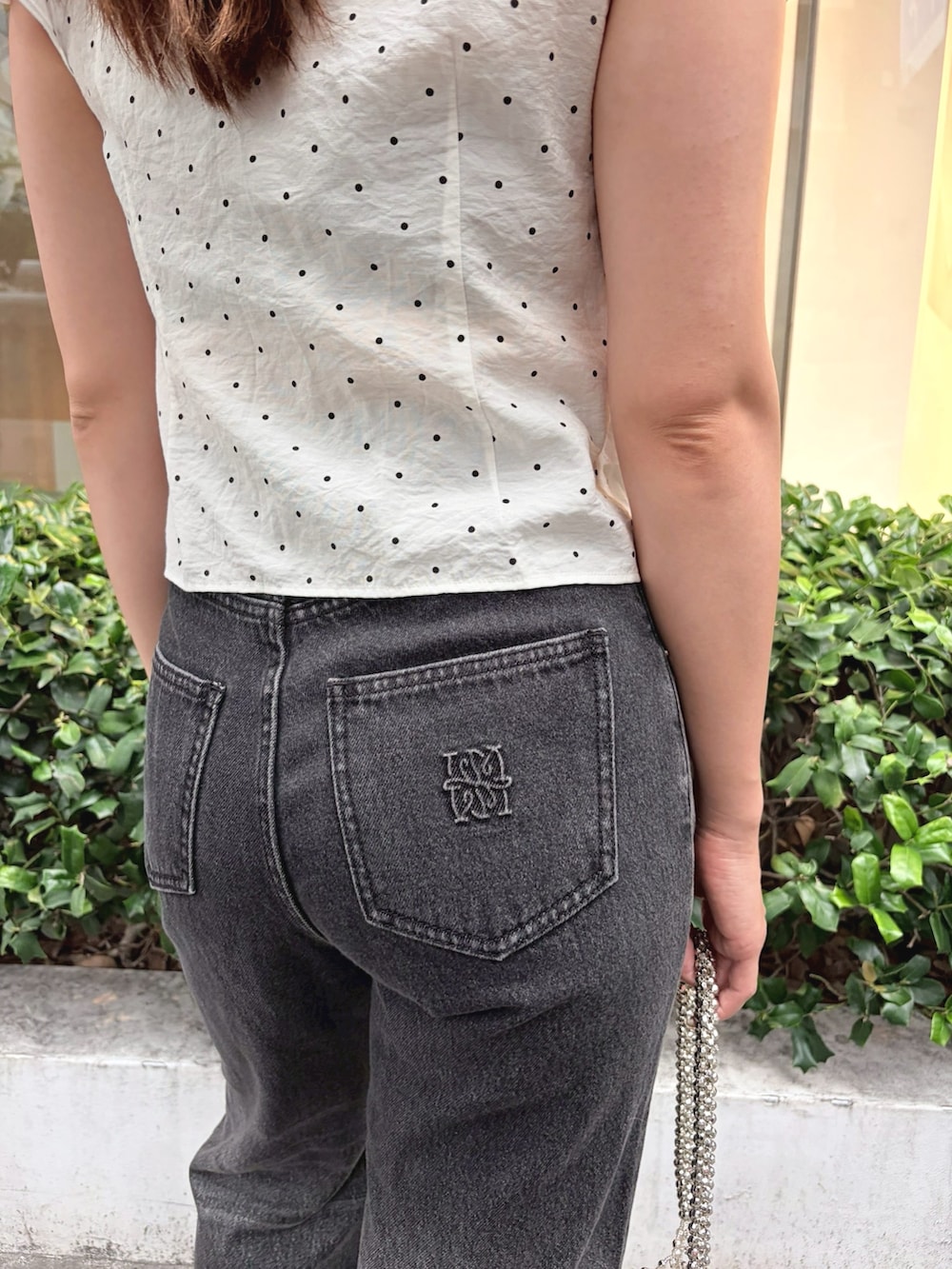 ブラック系のブーツ、その他のシャツ/ブラウス、グレー系のデニムパンツを着用したレディースの夏コーディネートの8枚目の写真