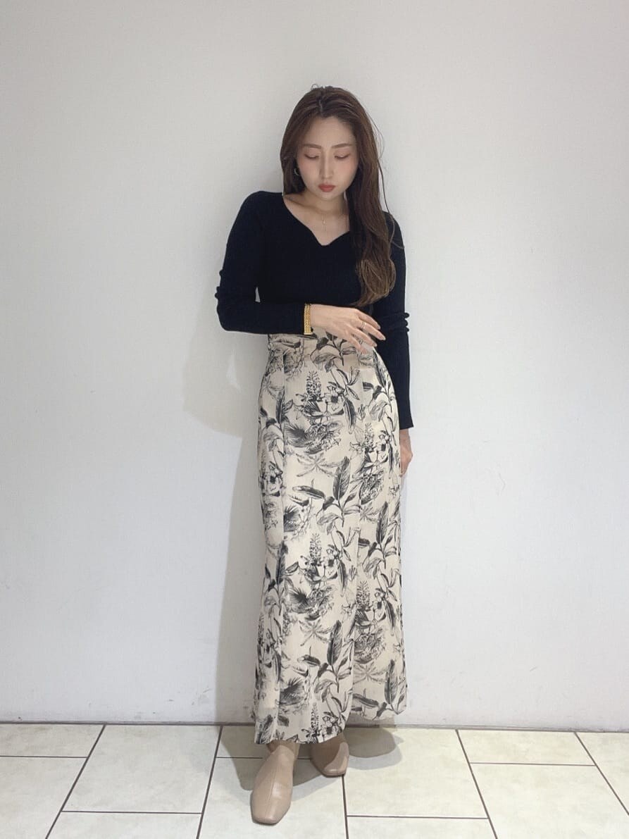 ベージュ系のスカート、ベージュ系のスカート、ベージュ系のブーツを着用したレディースの秋コーディネートの10枚目の写真