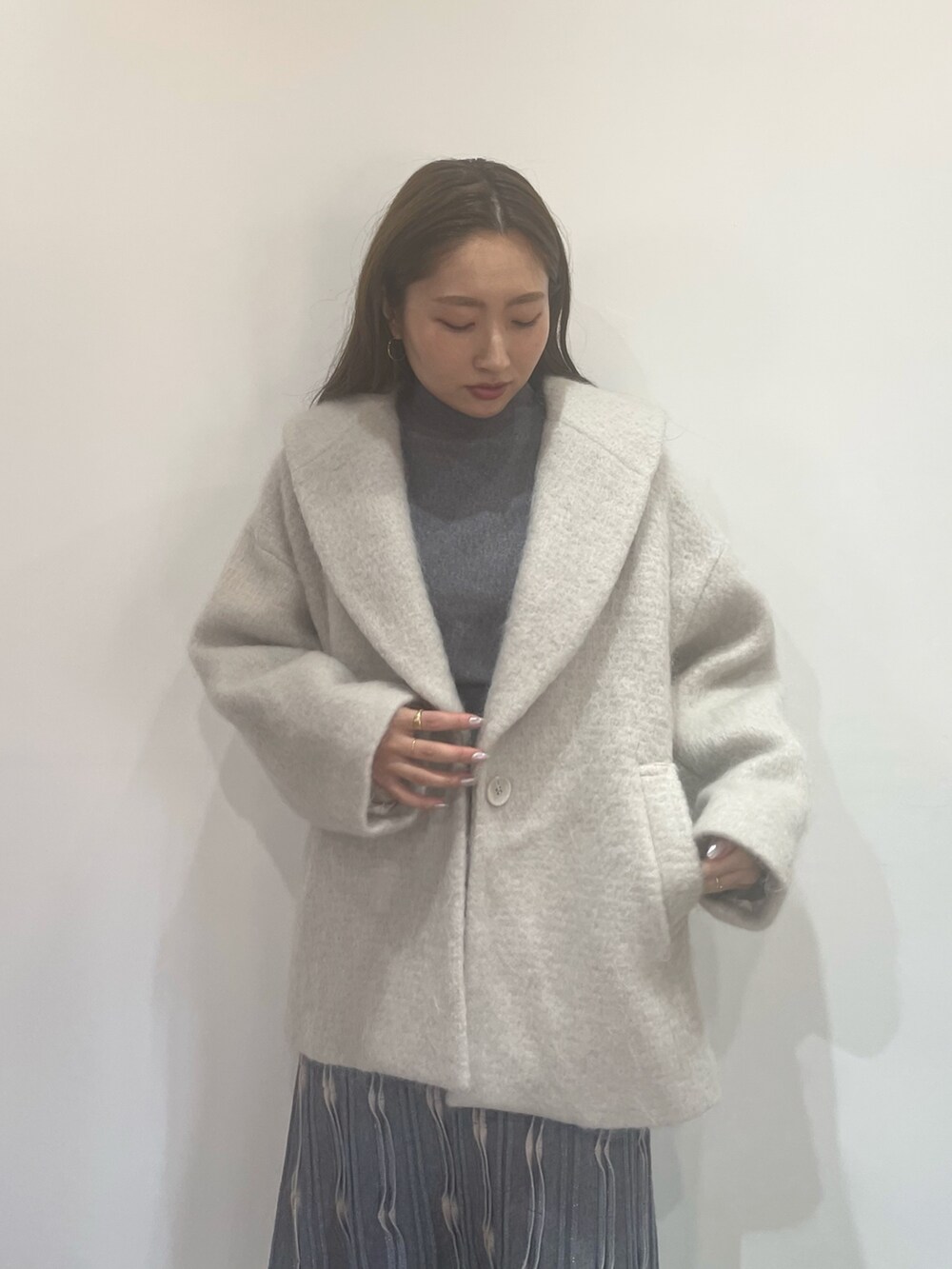 ホワイト系のブーツ、グレー系のワンピース、グレー系のその他アウターを着用したレディースの秋コーディネートの5枚目の写真