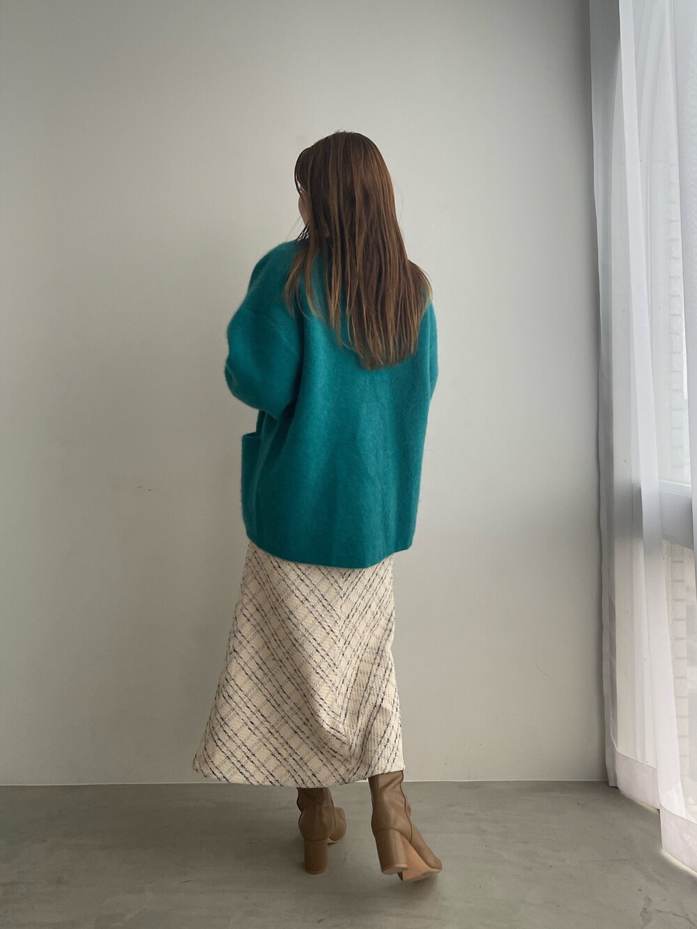 ベージュ系のブーツ、ブルー系のカーディガン/ボレロ、その他のスカートを着用したレディースの夏コーディネートの3枚目の写真