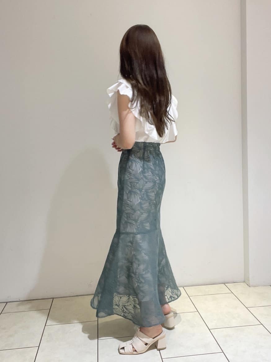 ホワイト系のサンダル、ブルー系のスカート、ホワイト系のシャツ/ブラウスを着用したレディースの夏コーディネートの4枚目の写真