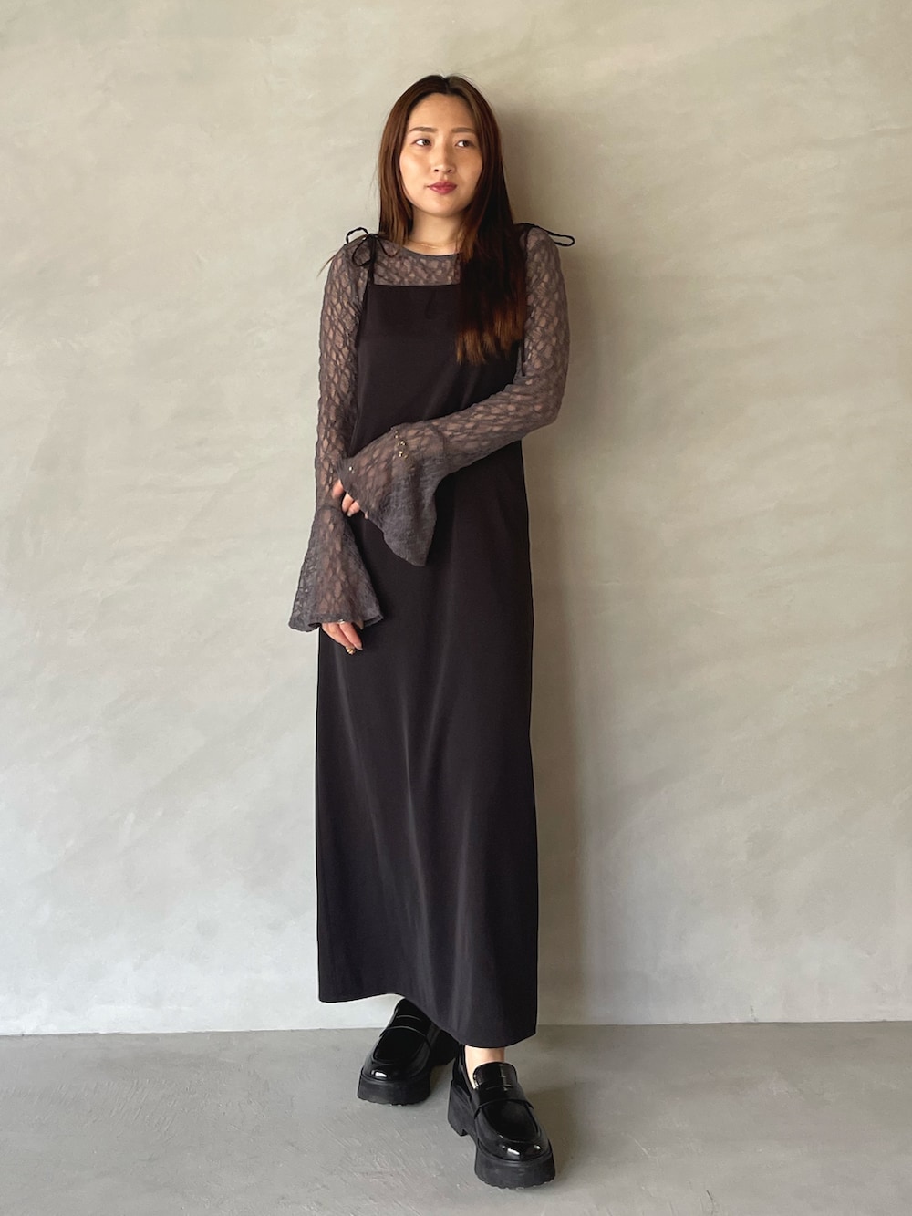 ブラック系のワンピース、グレー系のシャツ/ブラウスを着用したレディースの夏コーディネートの6枚目の写真