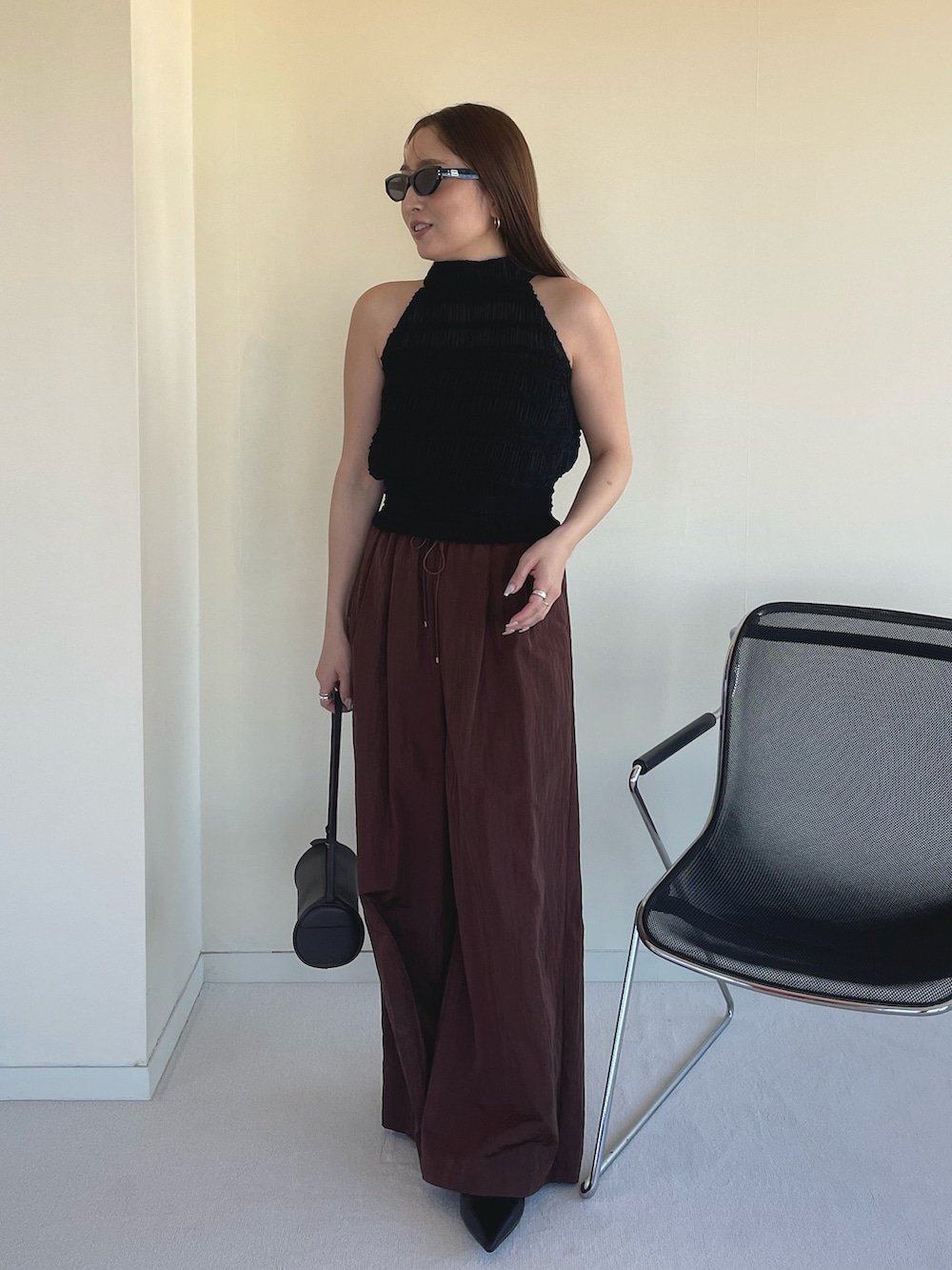 ブラウン系のその他パンツ、ブラック系のパンプス、ブラック系のシャツ/ブラウスを着用したレディースの春コーディネートの3枚目の写真