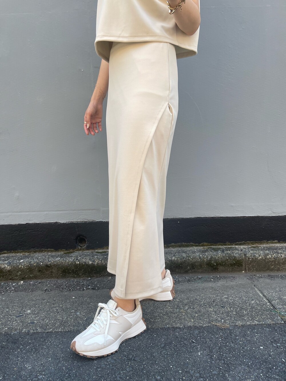 ホワイト系のTシャツ/カットソー、ホワイト系のスカートを着用したレディースの夏コーディネートの9枚目の写真