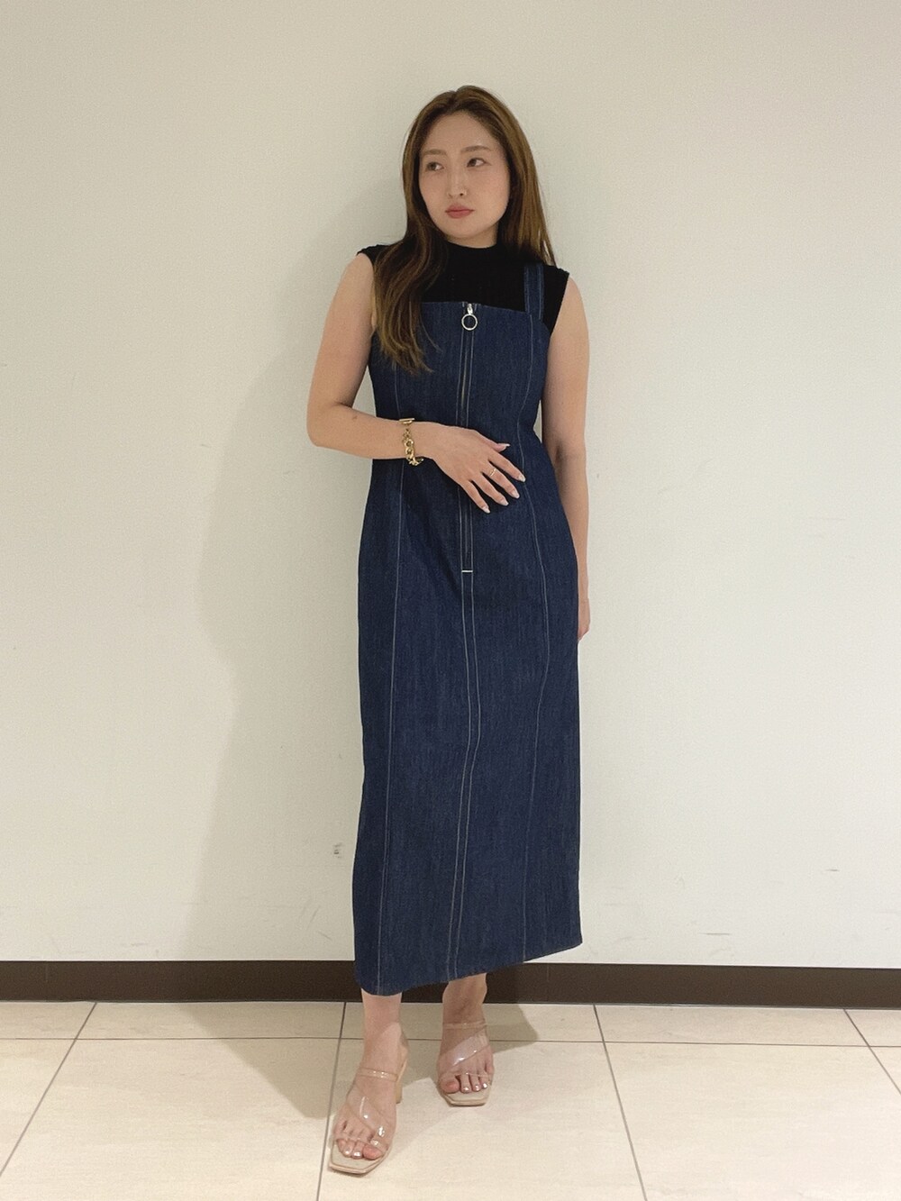 ブラック系のニット/セーター、ブルー系のワンピースを着用したレディースの夏コーディネートの2枚目の写真