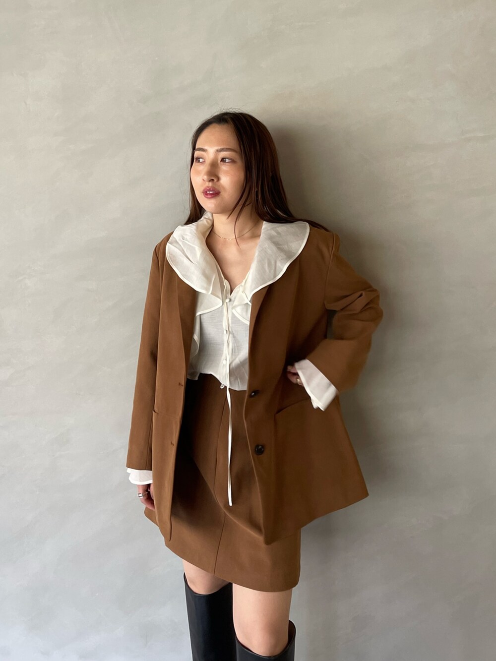 イエロー系のスカート、イエロー系のテーラードジャケット、ホワイト系のシャツ/ブラウスを着用したレディースの夏コーディネートの9枚目の写真