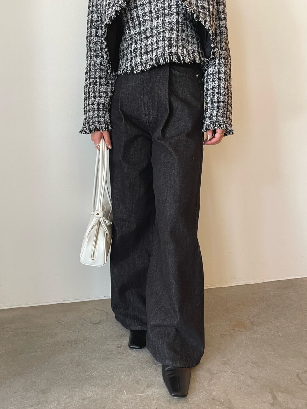 ブラック系のブーツ、ブラック系のテーラードジャケット、ブラック系のデニムパンツを着用したレディースの夏コーディネートの8枚目の写真