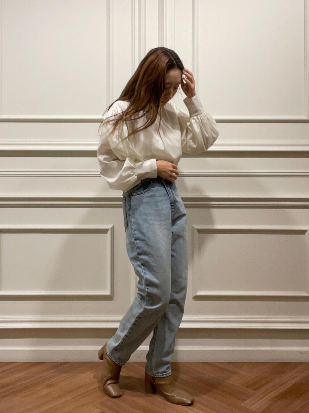 ベージュ系のブーツ、グレー系のカーディガン/ボレロ、ブルー系のデニムパンツを着用したレディースの秋コーディネートの7枚目の写真