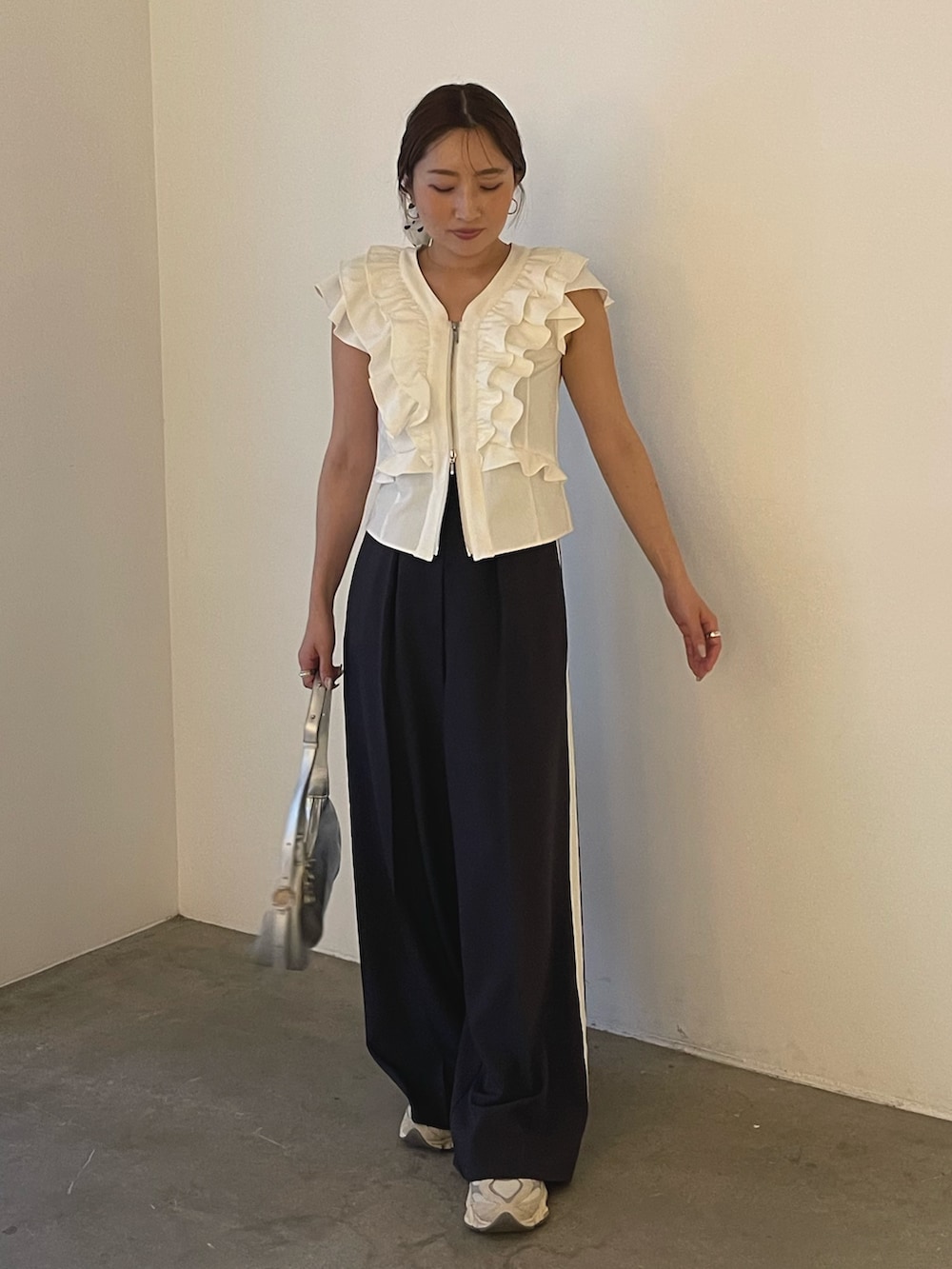 シルバー系のハンドバッグ、ホワイト系のシャツ/ブラウス、グレー系のその他パンツを着用したレディースの春コーディネートの5枚目の写真