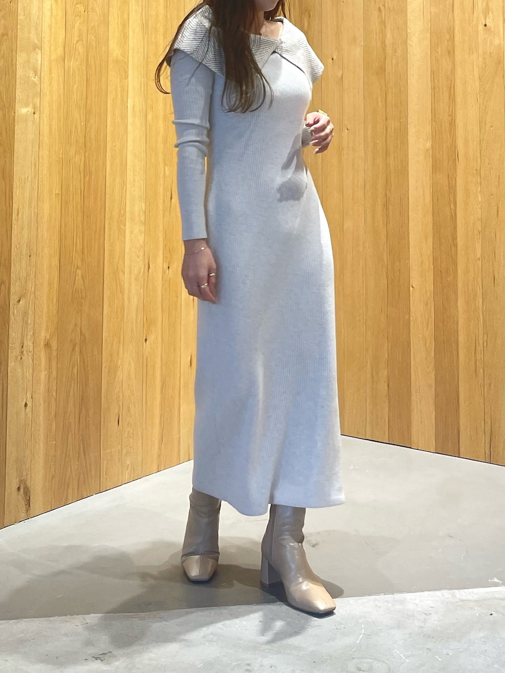 ホワイト系のワンピース、ベージュ系のブーツを着用したレディースの冬コーディネートの3枚目の写真