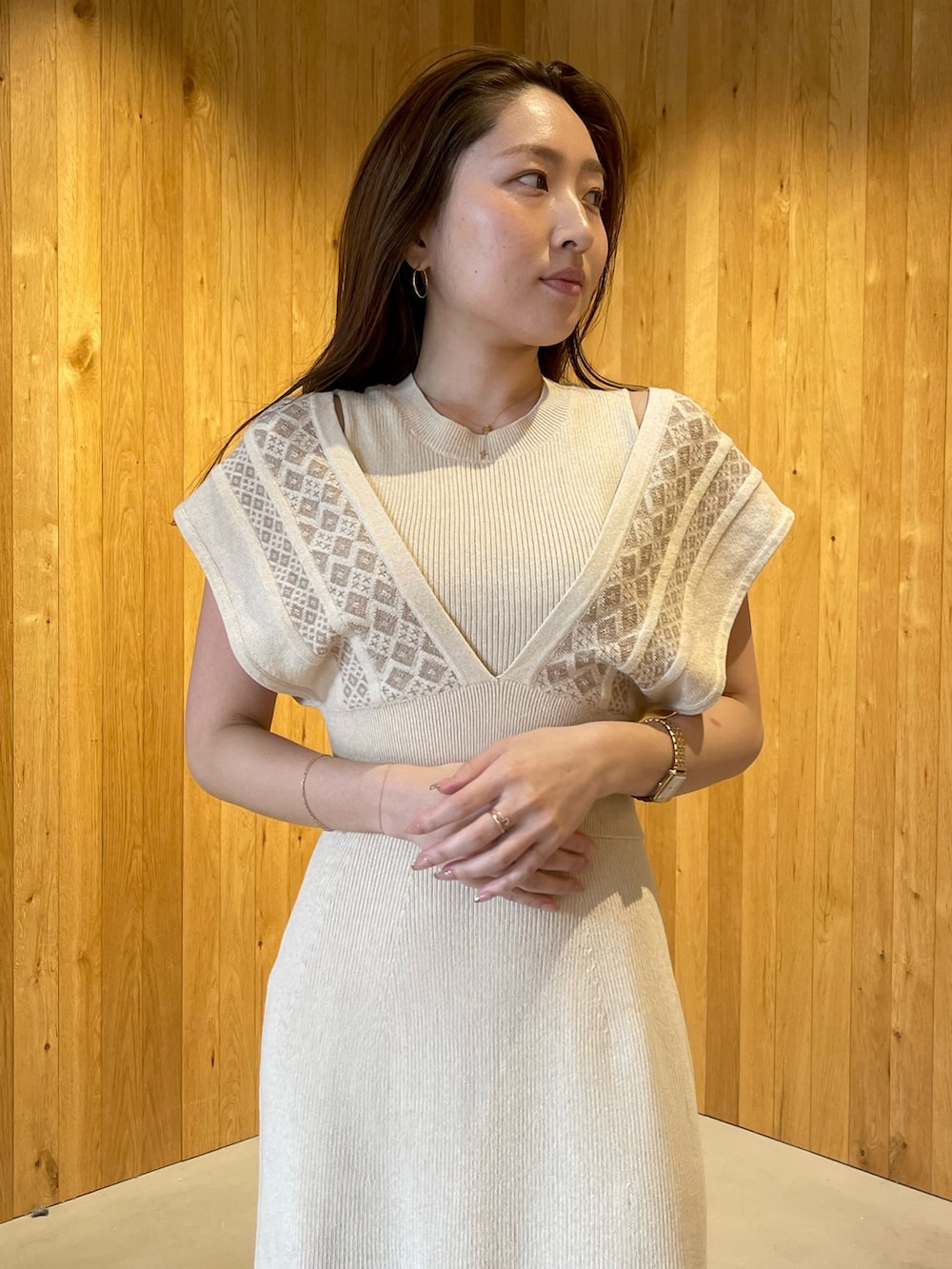 ベージュ系のサンダル、ベージュ系のワンピースを着用したレディースの春コーディネートの7枚目の写真