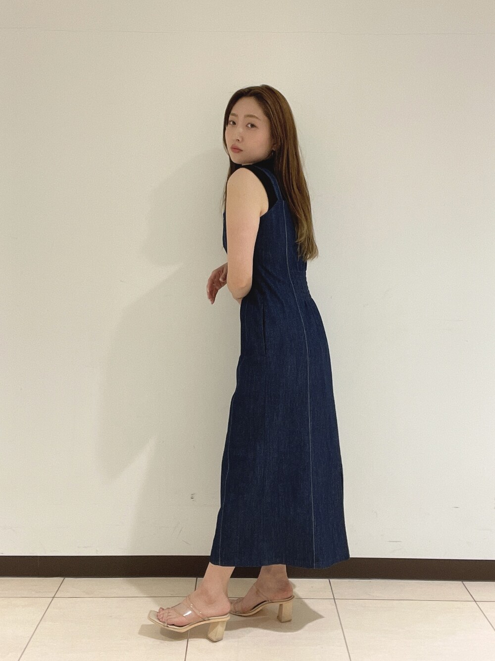 ブラック系のニット/セーター、ブルー系のワンピースを着用したレディースの夏コーディネートの6枚目の写真