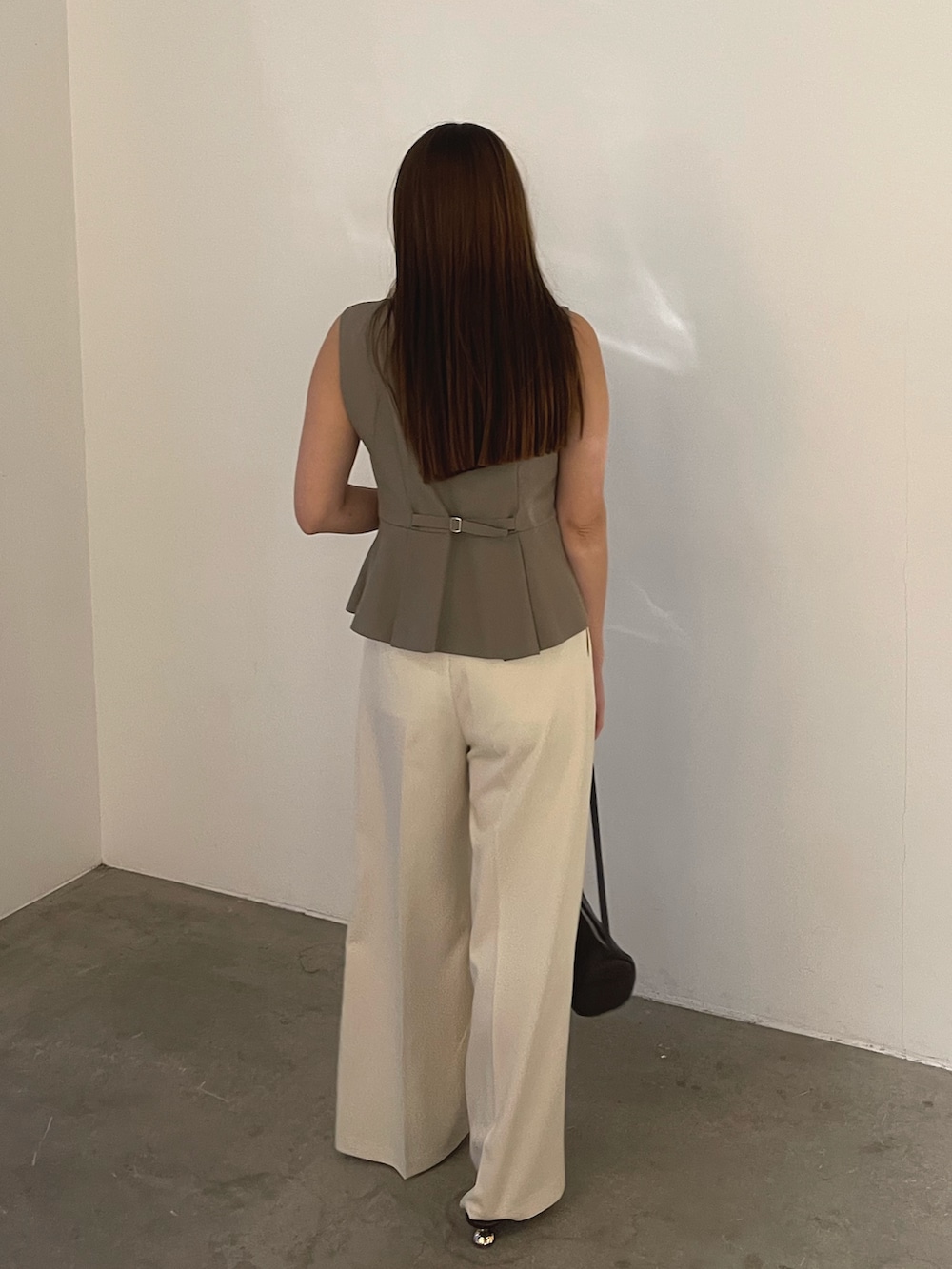 ブラウン系のサンダル、ブラウン系のベスト、ホワイト系のその他パンツを着用したレディースの春コーディネートの8枚目の写真