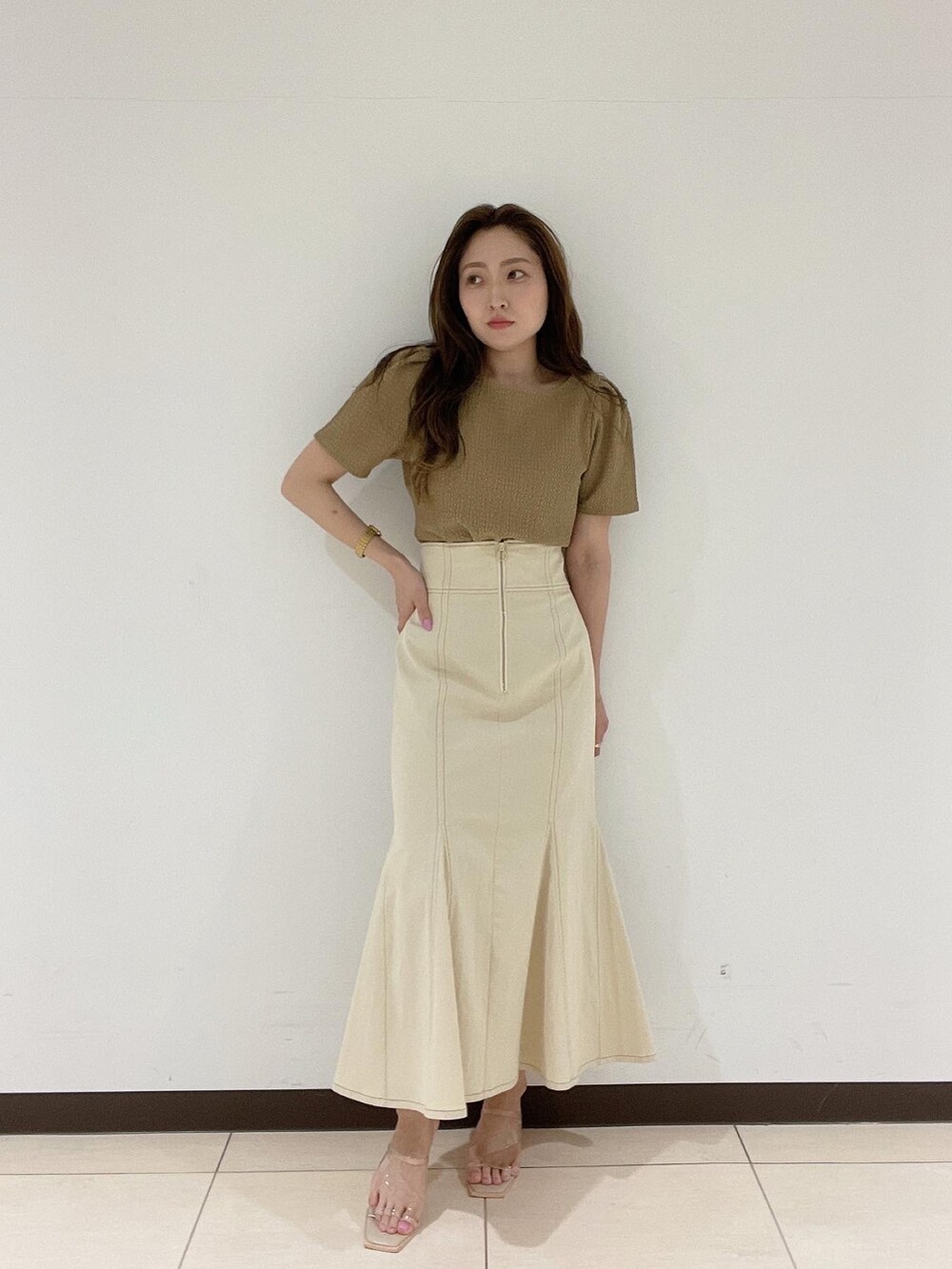 その他のサンダル、ホワイト系のスカート、ブラウン系のTシャツ/カットソーを着用したレディースの春コーディネートの6枚目の写真