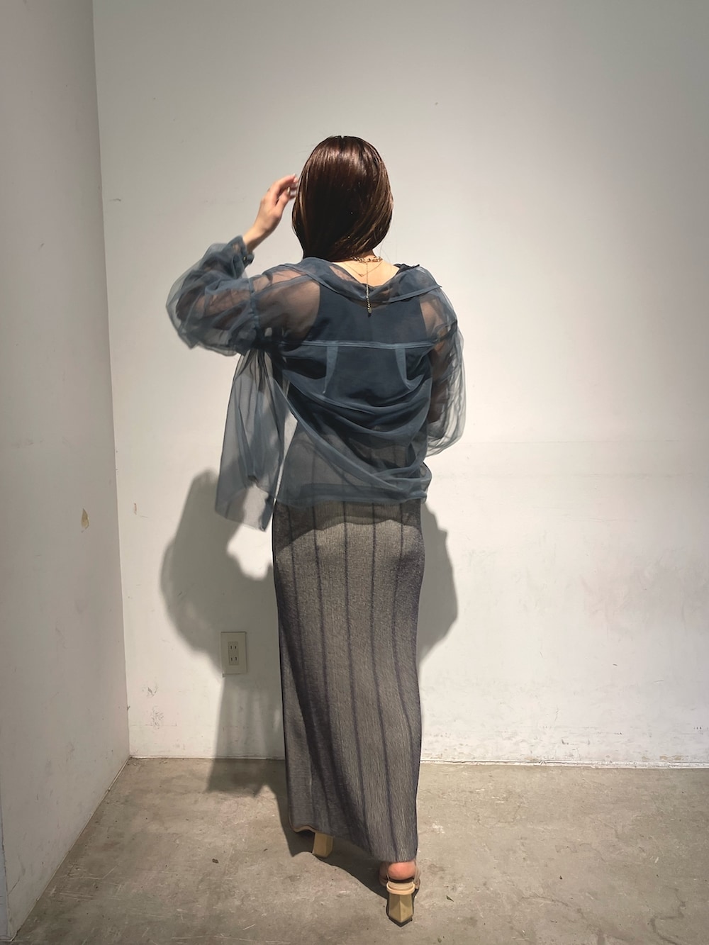 ブルー系のシャツ/ブラウス、グレー系のスカート、ブラック系のTシャツ/カットソーを着用したレディースの春コーディネートの4枚目の写真