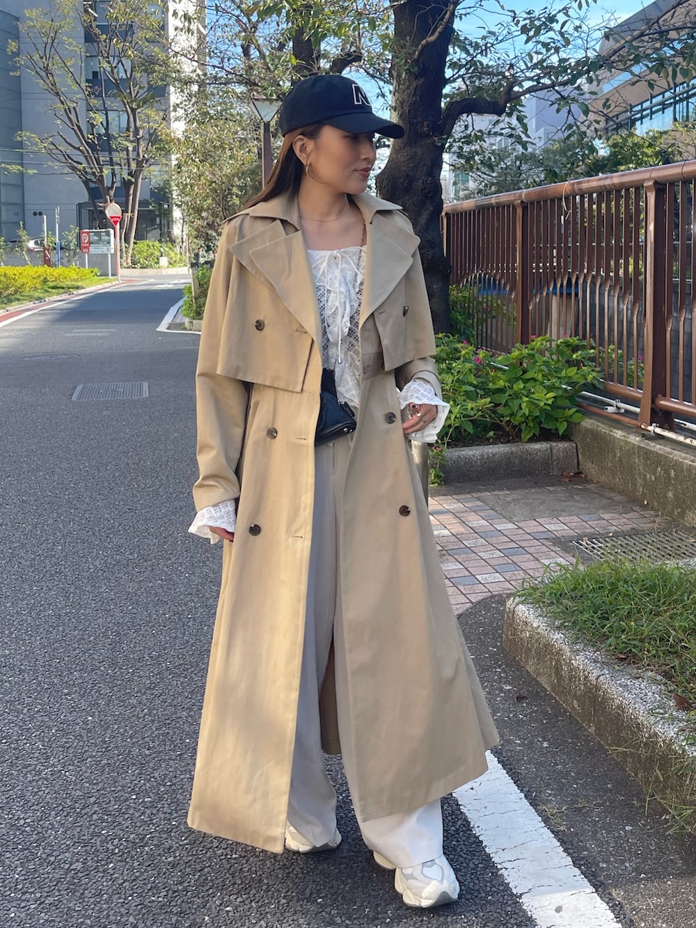 ホワイト系のシャツ/ブラウス、ベージュ系のトレンチコート、ホワイト系のその他パンツを着用したレディースの冬コーディネートの2枚目の写真