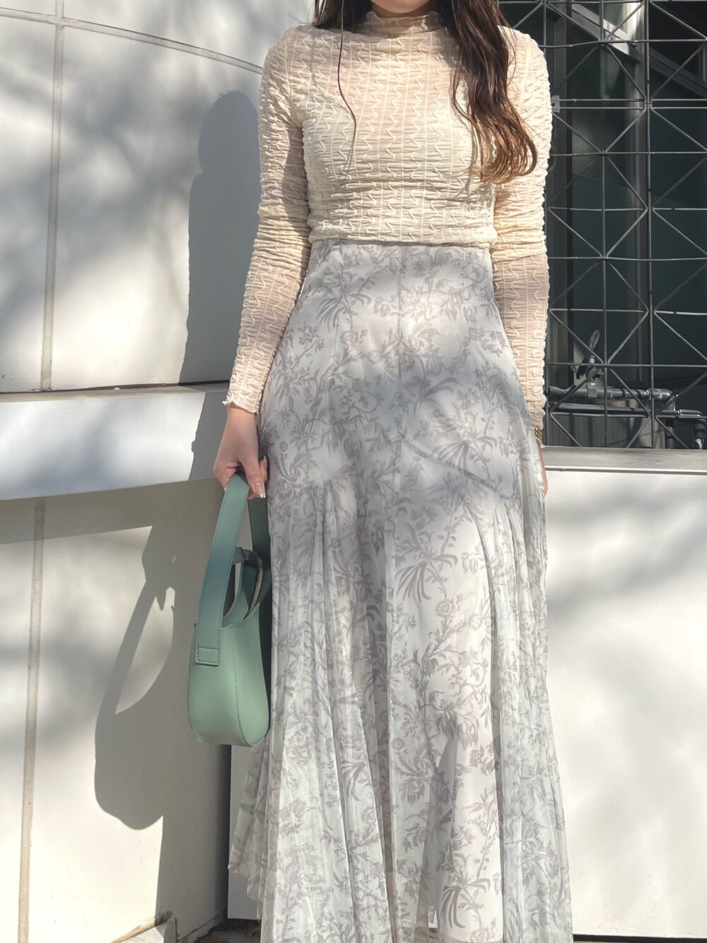 ホワイト系のTシャツ/カットソー、グリーン系のスカート、その他のサンダルを着用したレディースの冬コーディネートの3枚目の写真