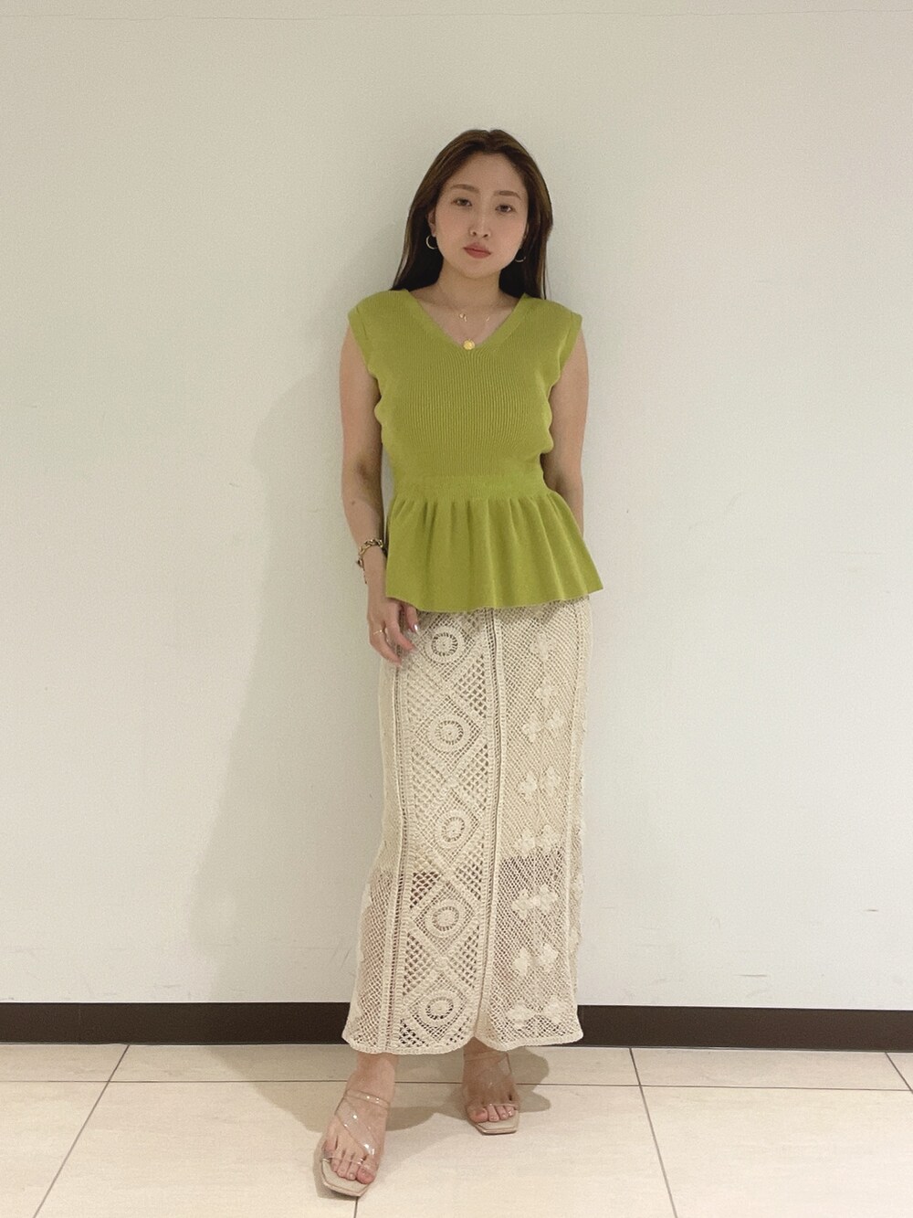 ホワイト系のスカート、グリーン系のニット/セーターを着用したレディースの夏コーディネートの4枚目の写真