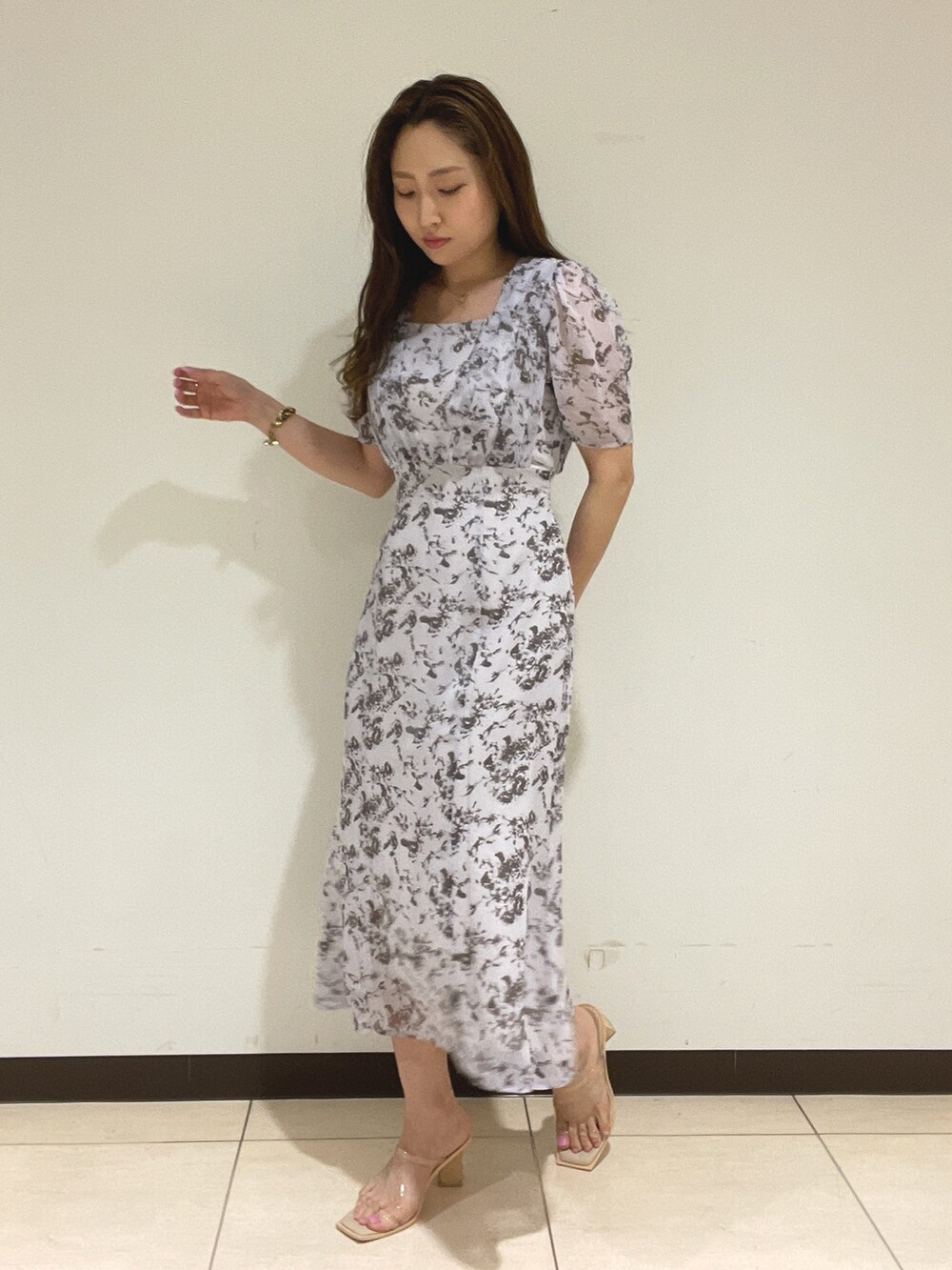 パープル系のワンピース、その他のサンダルを着用したレディースの春コーディネートの3枚目の写真