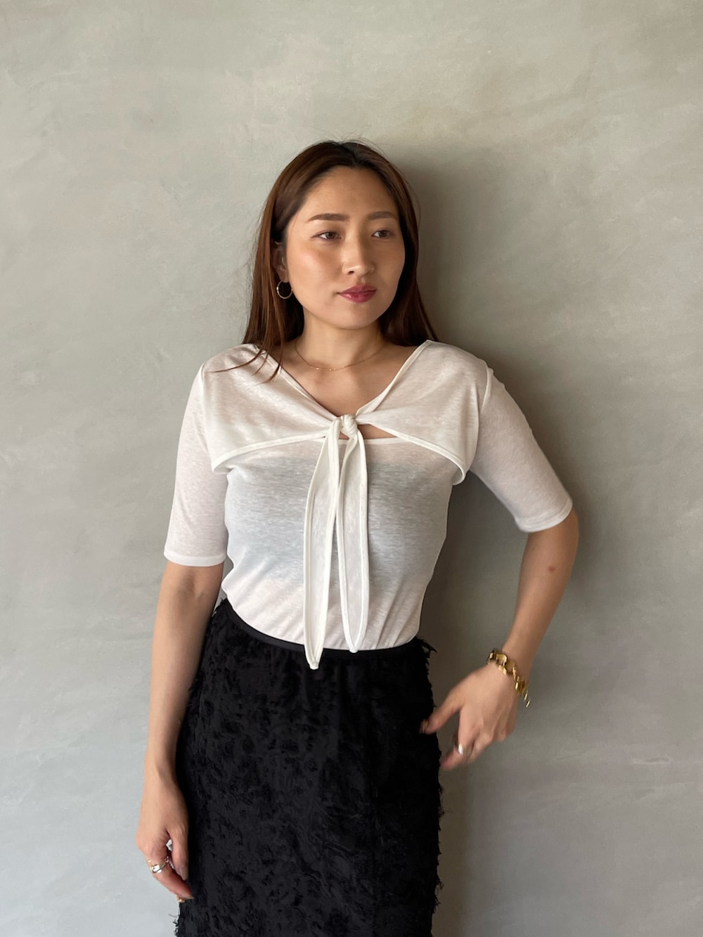 ブラック系のサンダル、ブラック系のスカート、ホワイト系のTシャツ/カットソーを着用したレディースの夏コーディネートの7枚目の写真