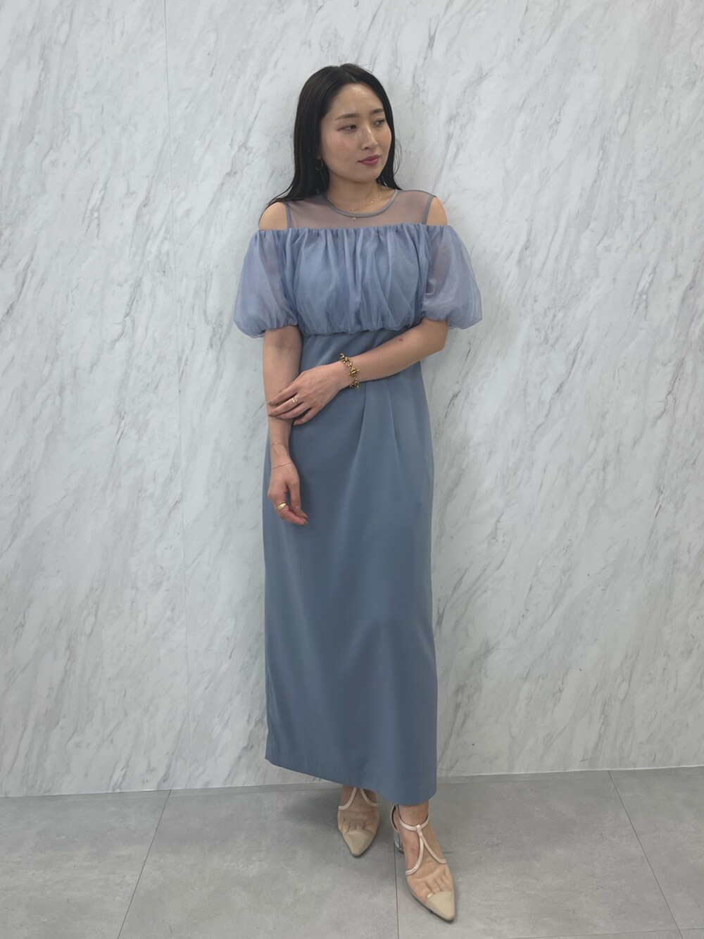 ブルー系のドレス、ベージュ系のパンプスを着用したレディースの夏コーディネートの8枚目の写真