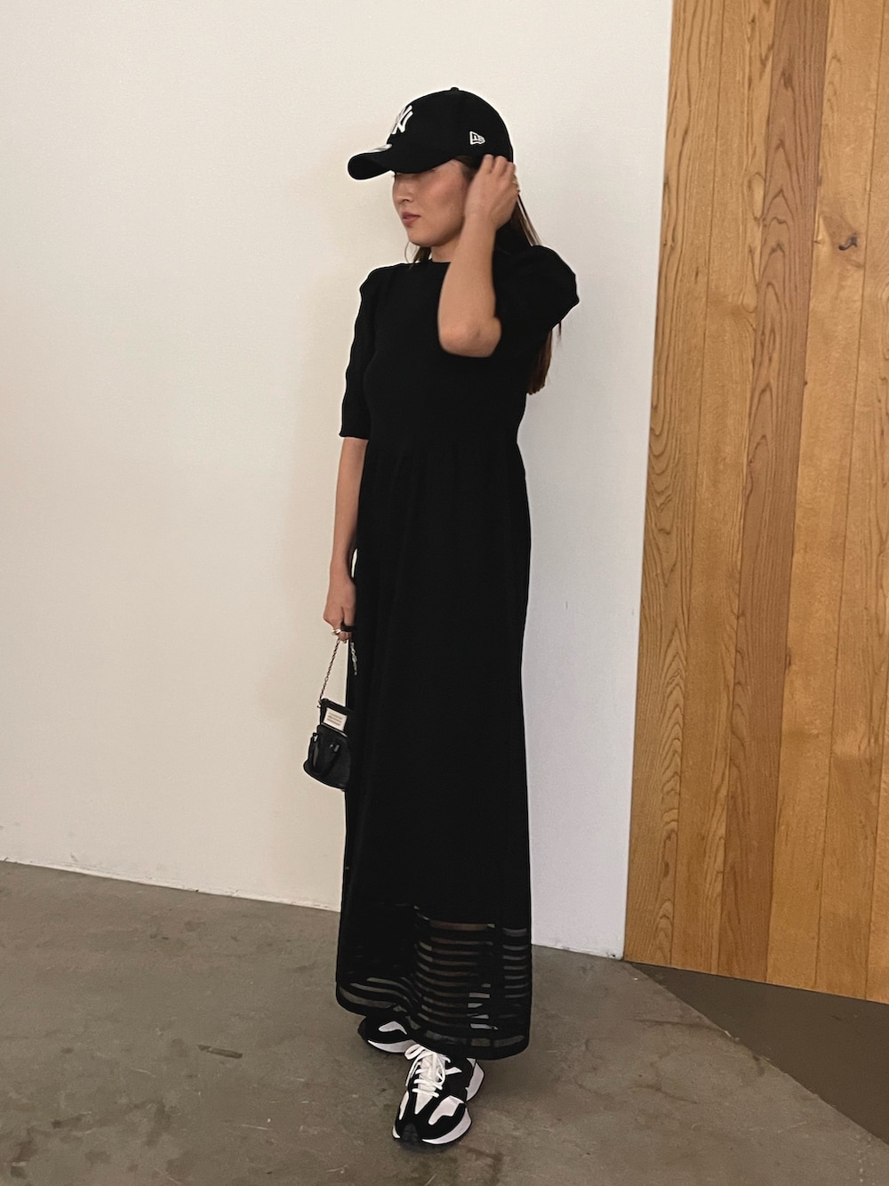 ブラック系のワンピース、ブラック系のキャップを着用したレディースの冬コーディネートの3枚目の写真