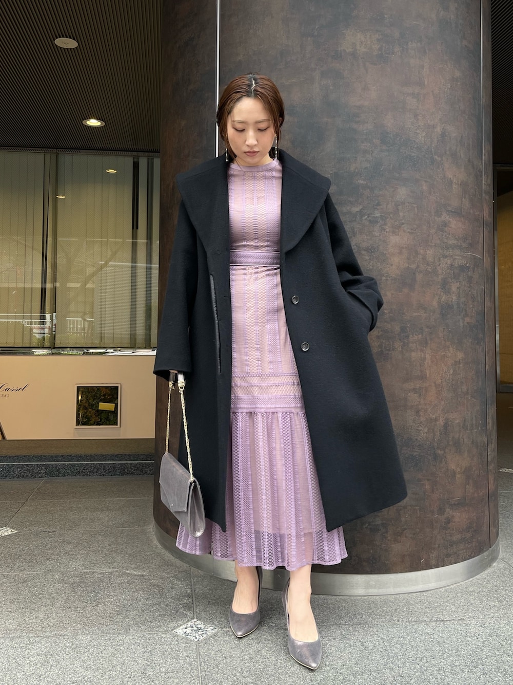 シルバー系のパンプス、シルバー系のハンドバッグ、ブラック系のその他アウターを着用したレディースの冬コーディネートの4枚目の写真