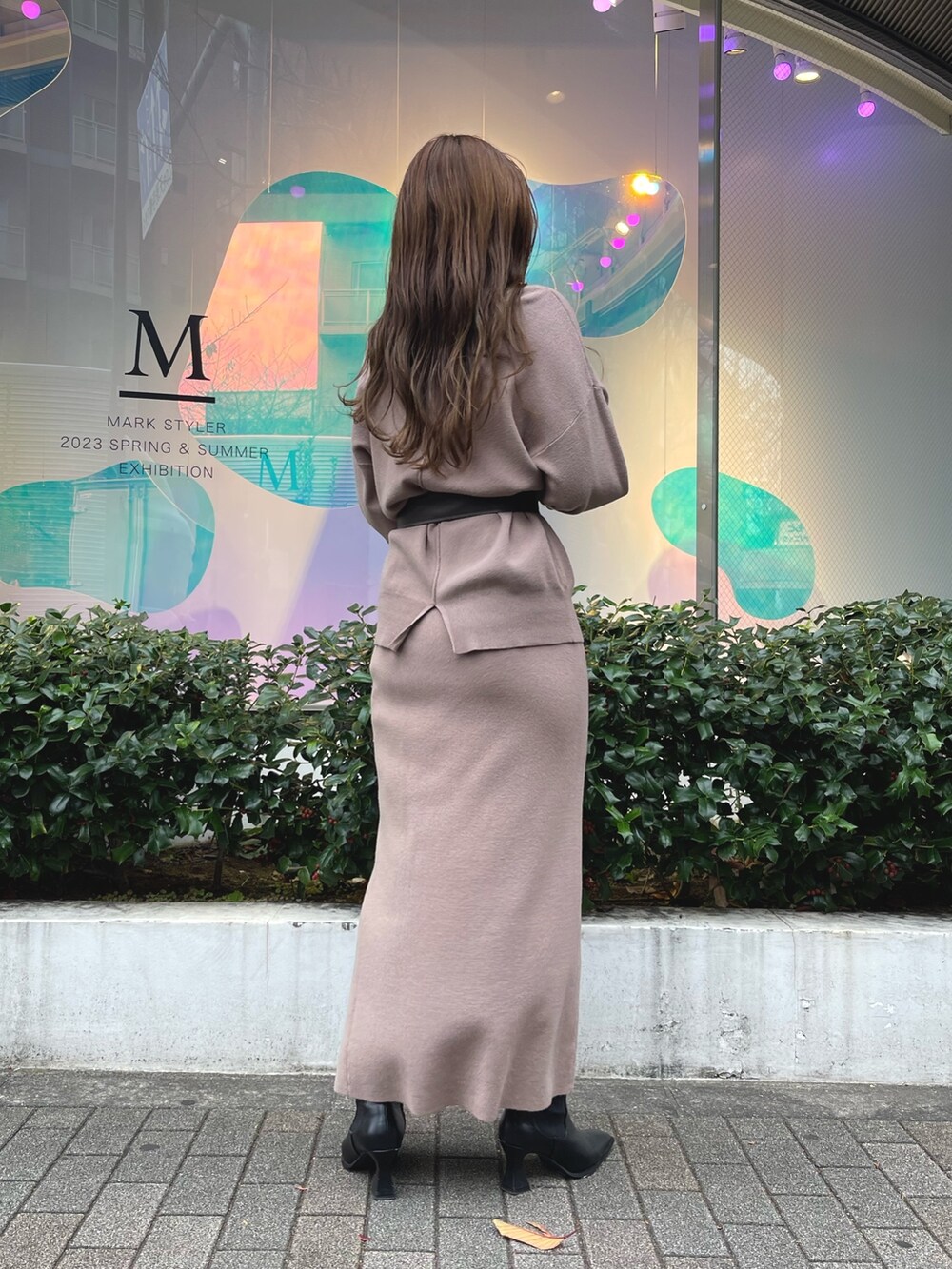 ベージュ系のニット/セーター、ベージュ系のスカートを着用したレディースの冬コーディネートの7枚目の写真