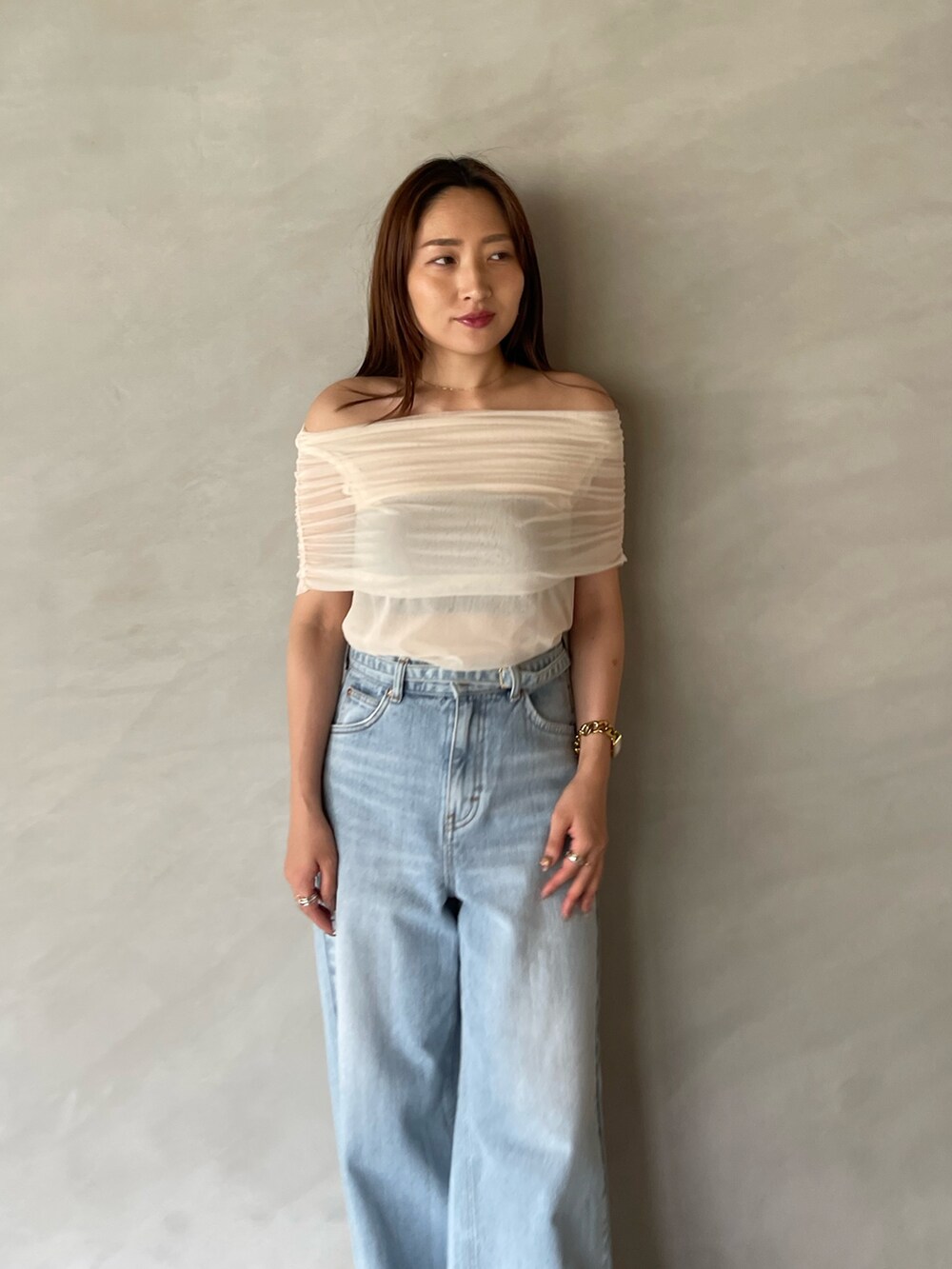 ブルー系のデニムパンツ、ホワイト系のTシャツ/カットソー、ホワイト系のサンダルを着用したレディースの夏コーディネートの9枚目の写真