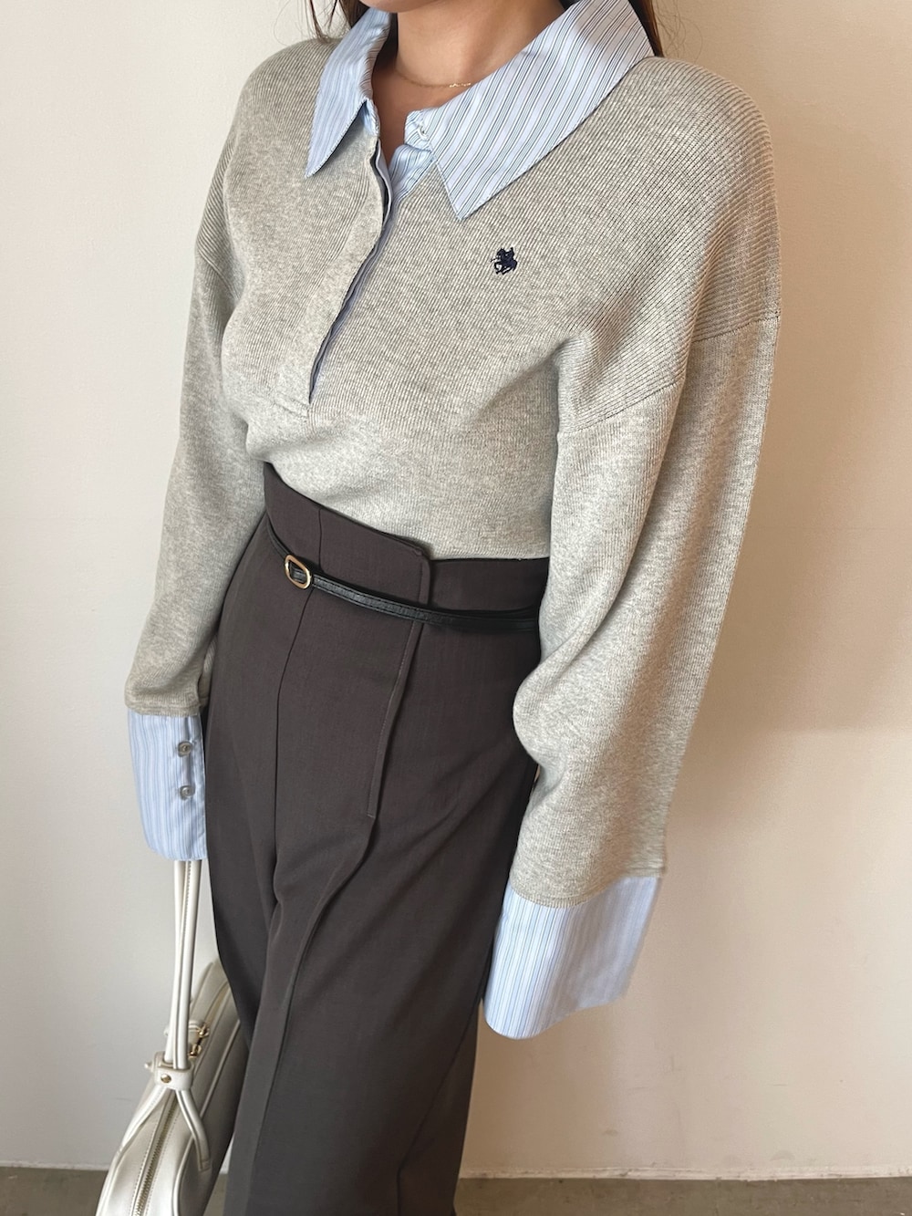 グレー系のニット/セーター、グレー系のその他パンツ、ゴールド系のピアス(両耳用)を着用したレディースの夏コーディネートの10枚目の写真