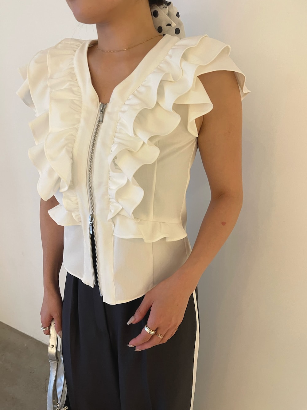 シルバー系のハンドバッグ、ホワイト系のシャツ/ブラウス、グレー系のその他パンツを着用したレディースの春コーディネートの9枚目の写真