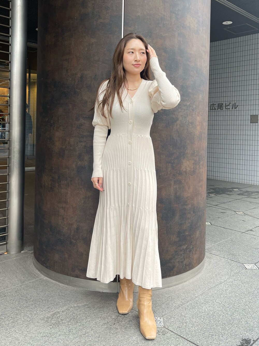 ホワイト系のワンピース、ベージュ系のブーツ、ホワイト系のブーツを着用したレディースの冬コーディネートの4枚目の写真