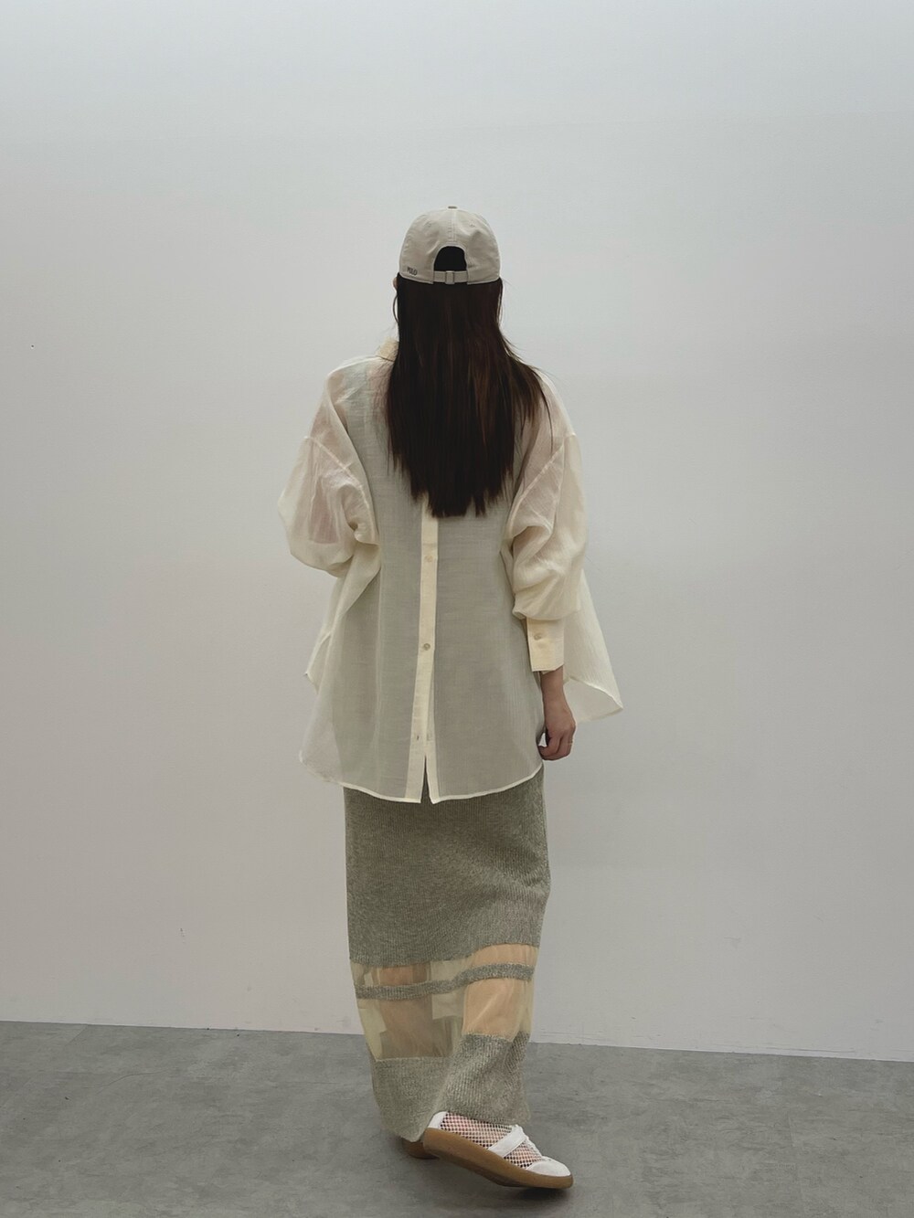 ベージュ系のワンピース、ホワイト系のスニーカー、ホワイト系のシャツ/ブラウスを着用したレディースの春コーディネートの8枚目の写真