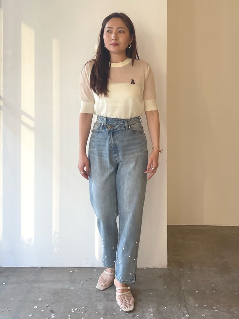 ホワイト系のサンダル、ブルー系のデニムパンツ、ホワイト系のTシャツ/カットソーを着用したレディースの春コーディネートの3枚目の写真