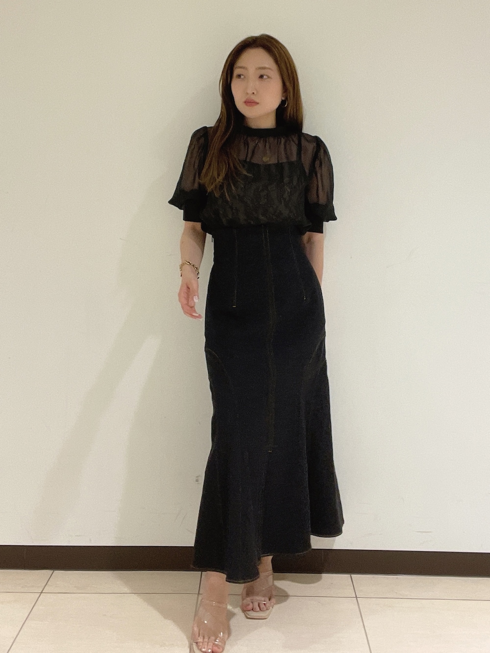 ブラック系のデニムスカート、パープル系のシャツ/ブラウスを着用したレディースの夏コーディネートの4枚目の写真