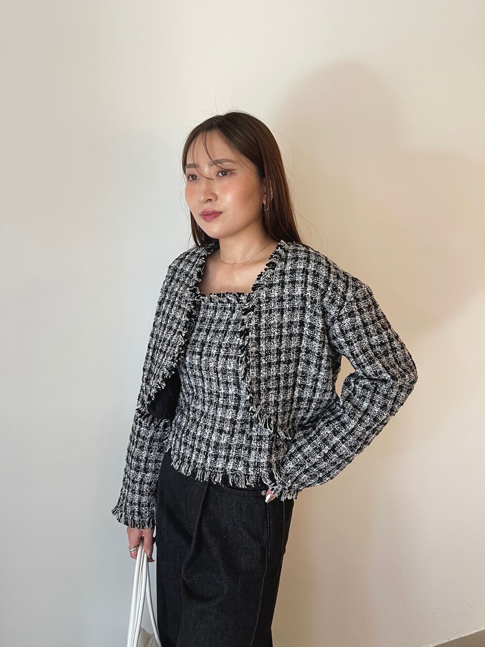 ブラック系のブーツ、ブラック系のテーラードジャケット、ブラック系のデニムパンツを着用したレディースの夏コーディネートの7枚目の写真