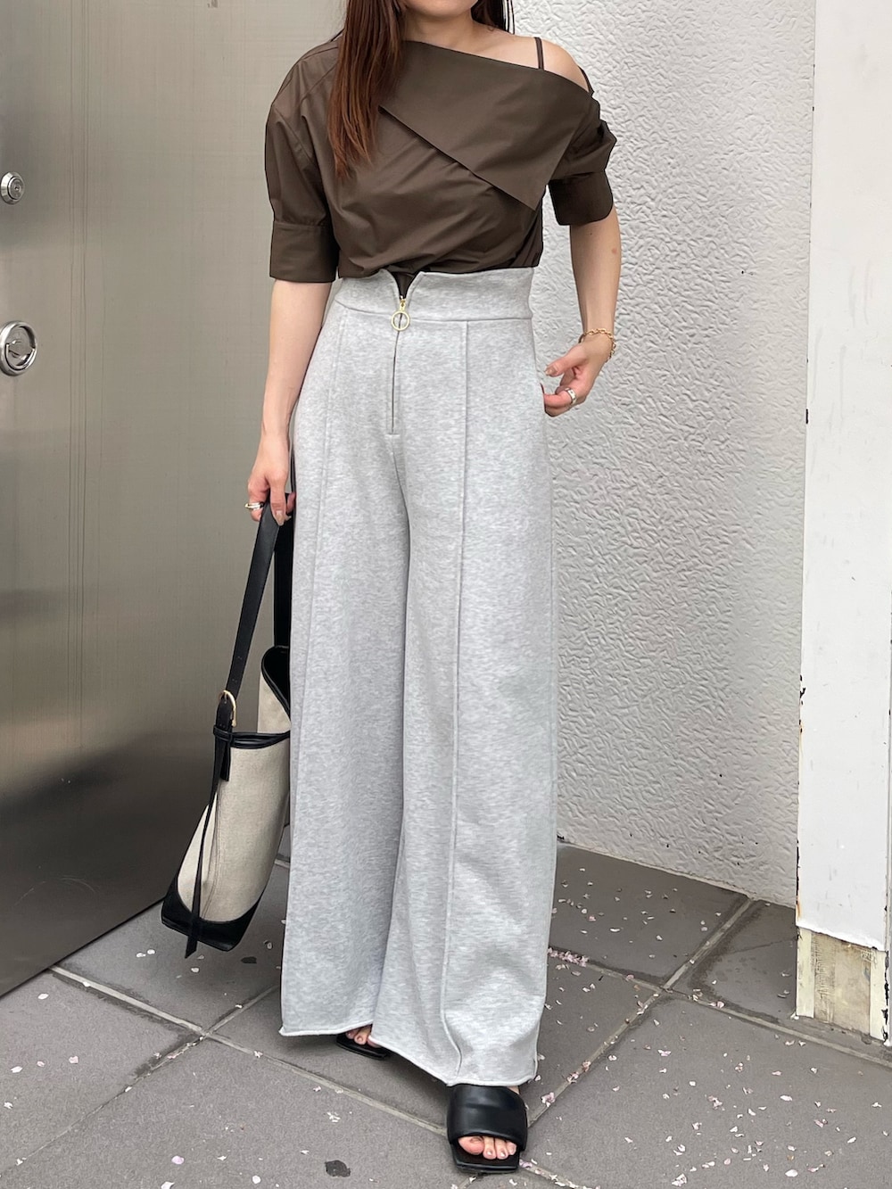 ブラック系のサンダル、グレー系のスウェットパンツ、ブラウン系のシャツ/ブラウスを着用したレディースの春コーディネートの3枚目の写真