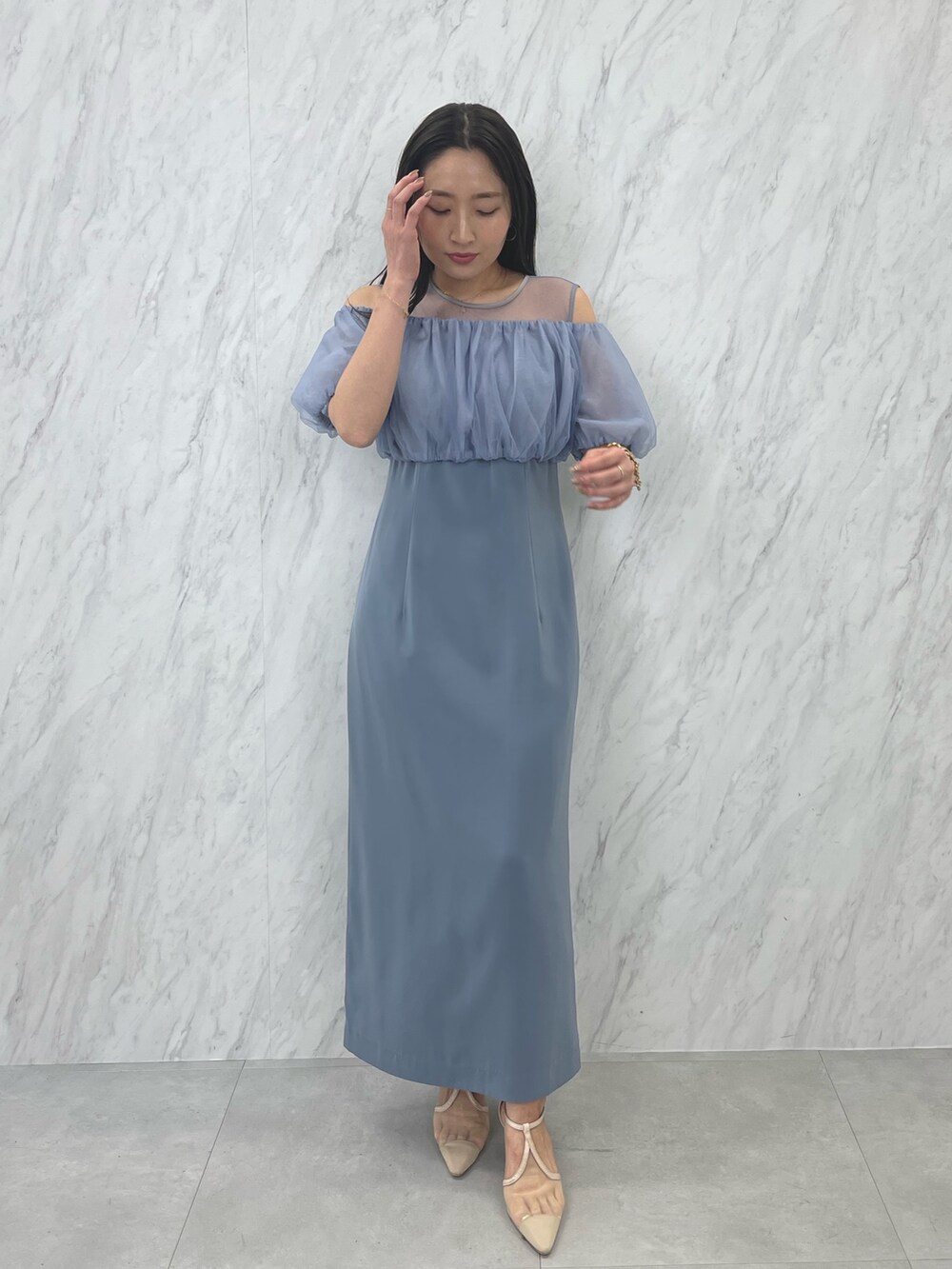 ブルー系のドレス、ベージュ系のパンプスを着用したレディースの夏コーディネートの2枚目の写真