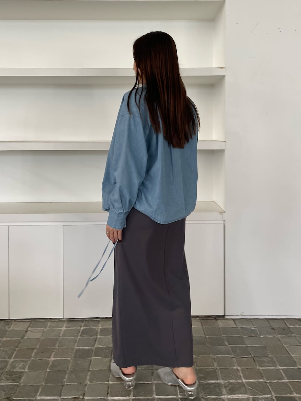 ブルー系のシャツ/ブラウス、グレー系のワンピースを着用したレディースの冬コーディネートの5枚目の写真