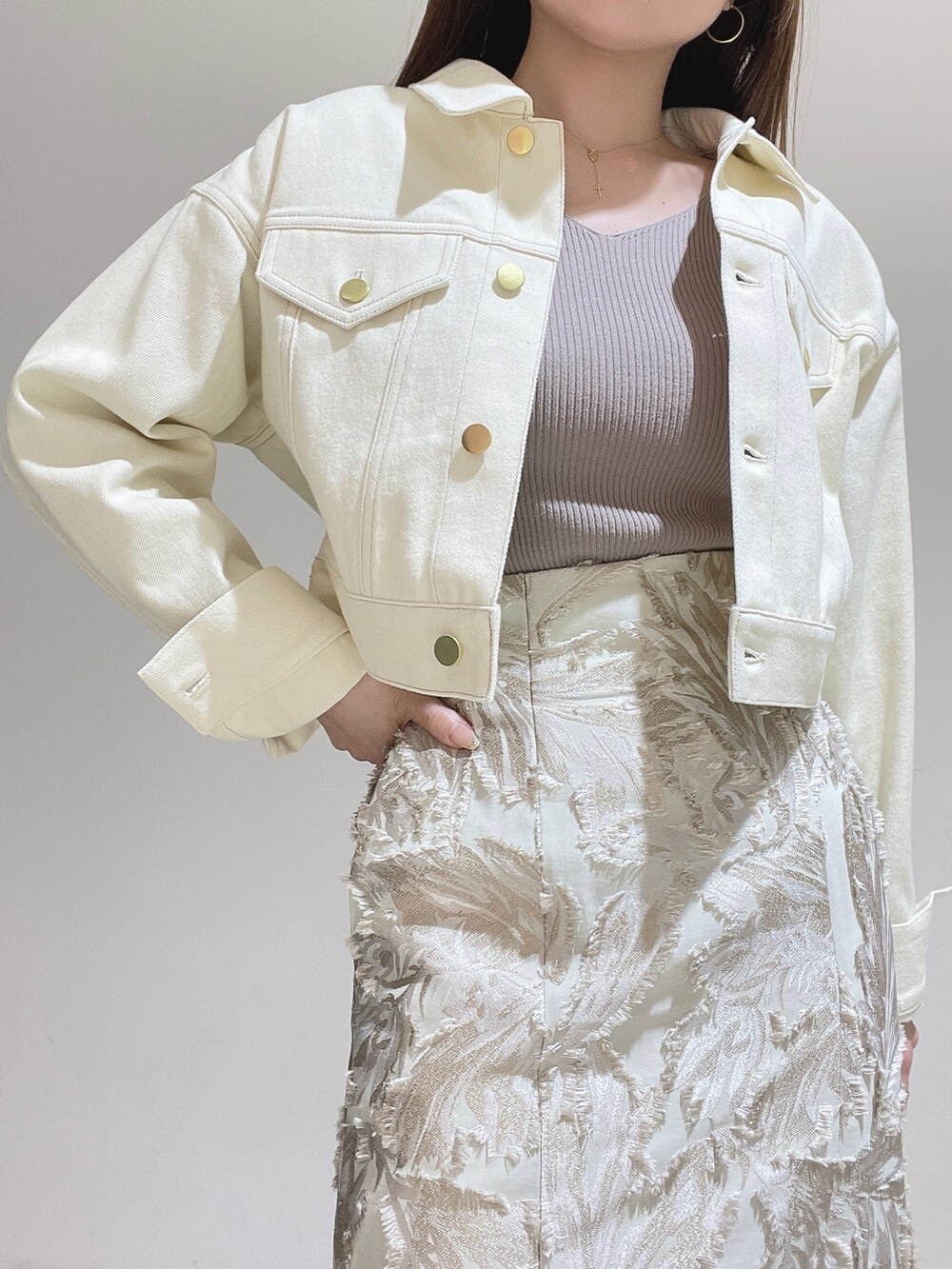 ベージュ系のスカート、ベージュ系のサンダル、ブラウン系のショルダーバッグを着用したレディースの春コーディネートの9枚目の写真