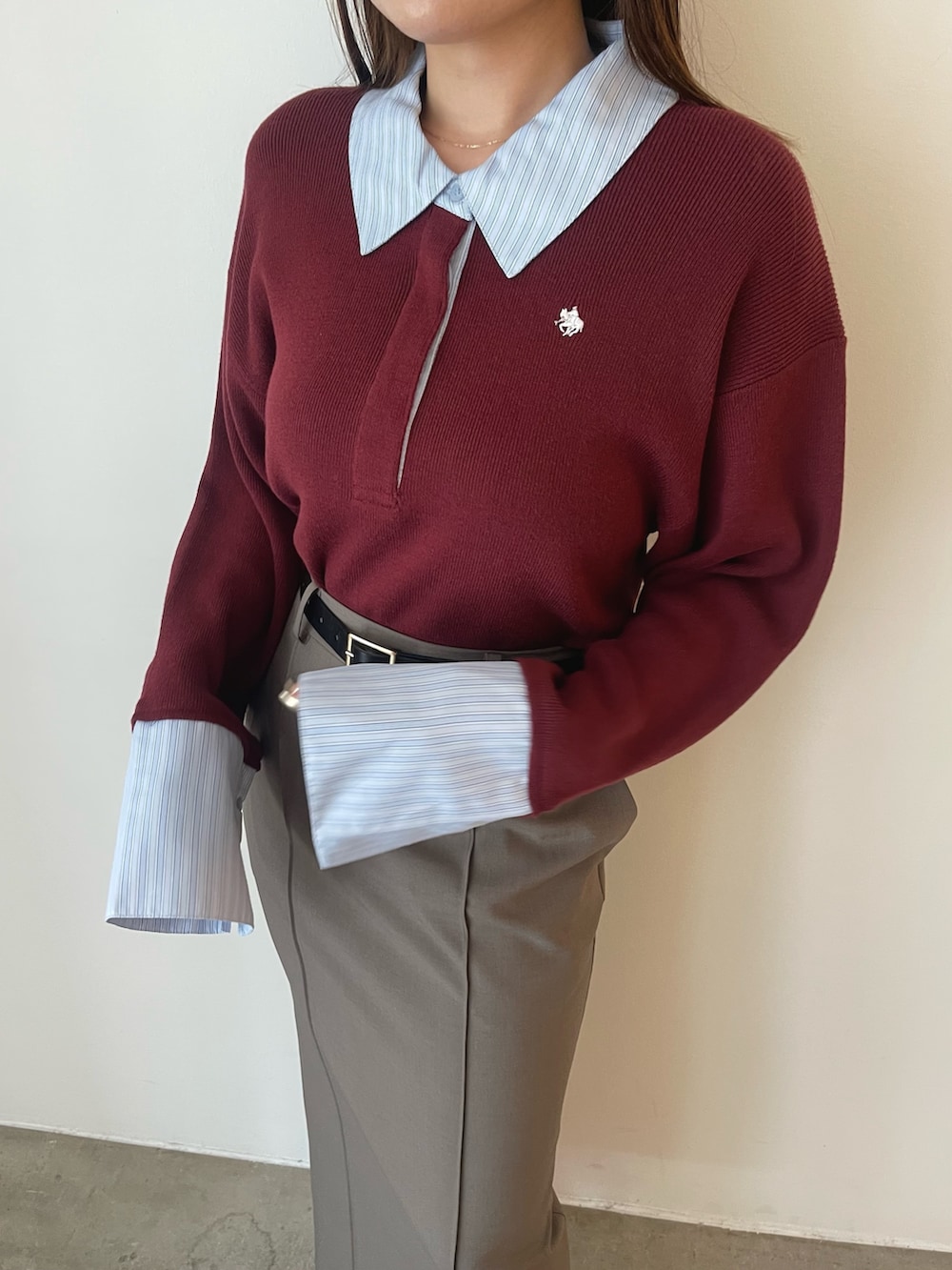 グレー系のスカート、レッド系のニット/セーターを着用したレディースの夏コーディネートの10枚目の写真