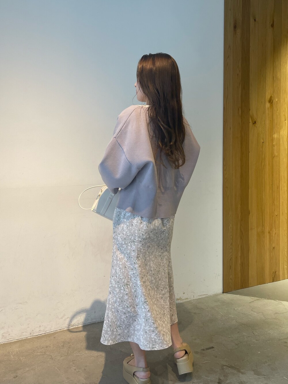 ベージュ系のサンダル、グレー系のカーディガン/ボレロ、グレー系のワンピースを着用したレディースの春コーディネートの3枚目の写真