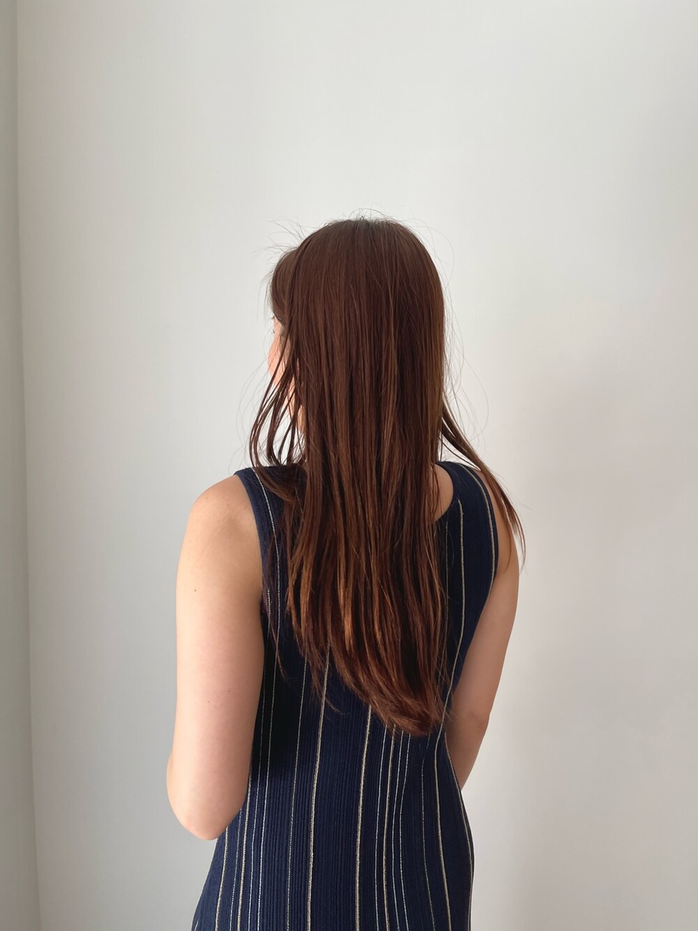 ブラック系のサンダル、ブルー系のワンピースを着用したレディースの春コーディネートの7枚目の写真