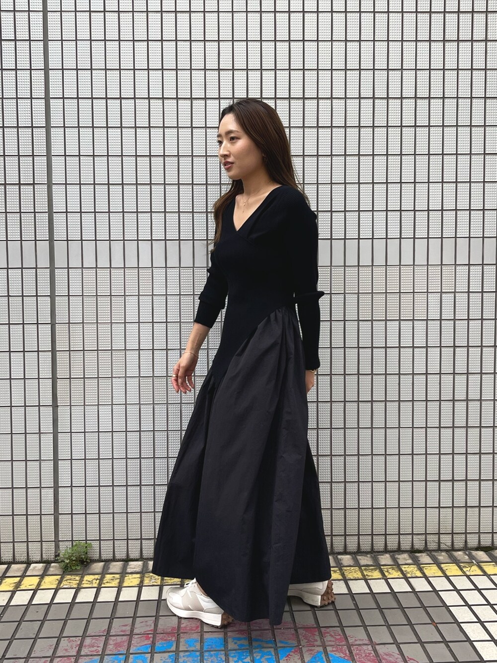 ブラック系のワンピースを着用したレディースの冬コーディネートの4枚目の写真