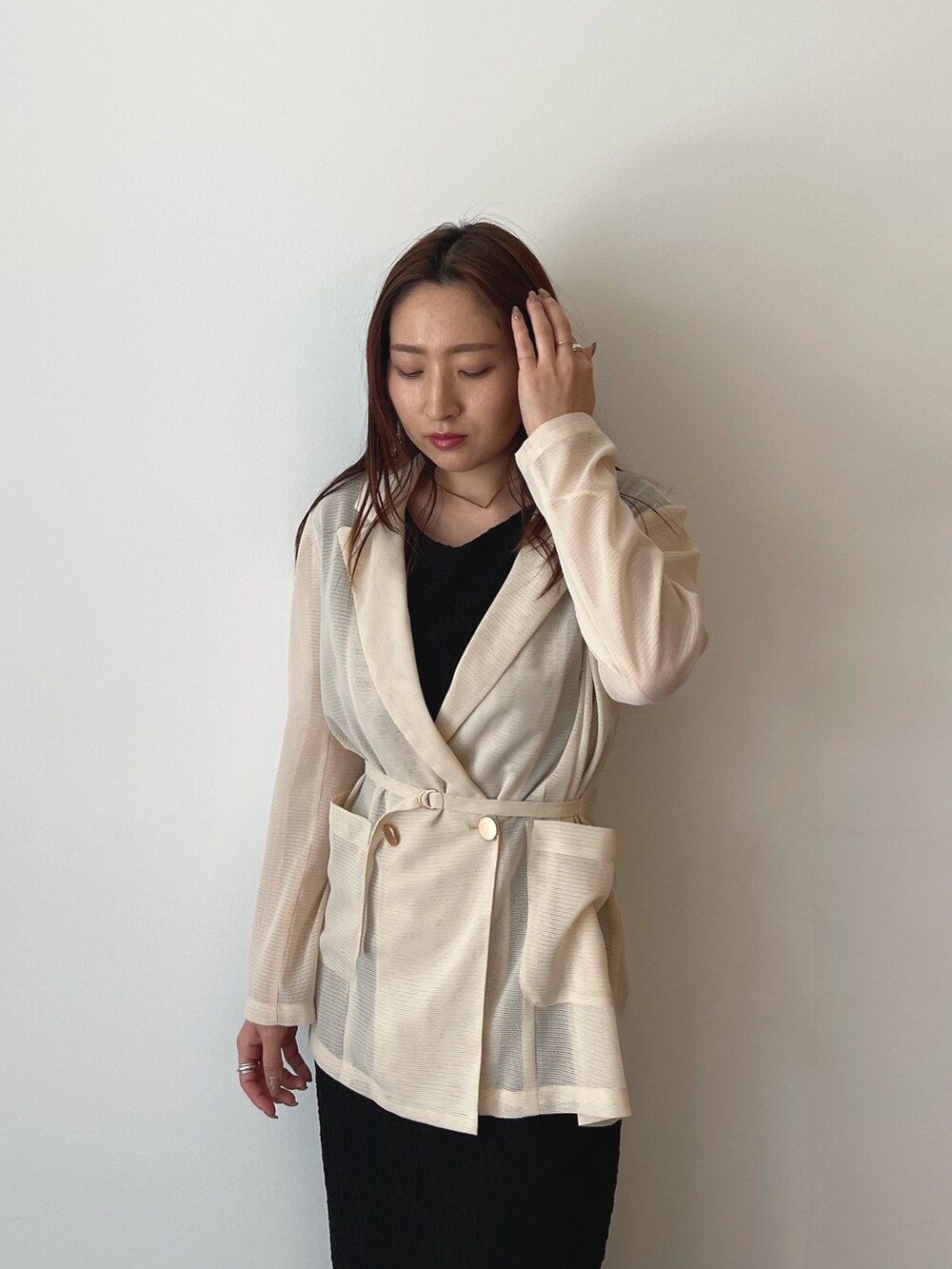 ホワイト系のサンダル、ブラック系のスカート、ブラック系のTシャツ/カットソーを着用したレディースの春コーディネートの9枚目の写真