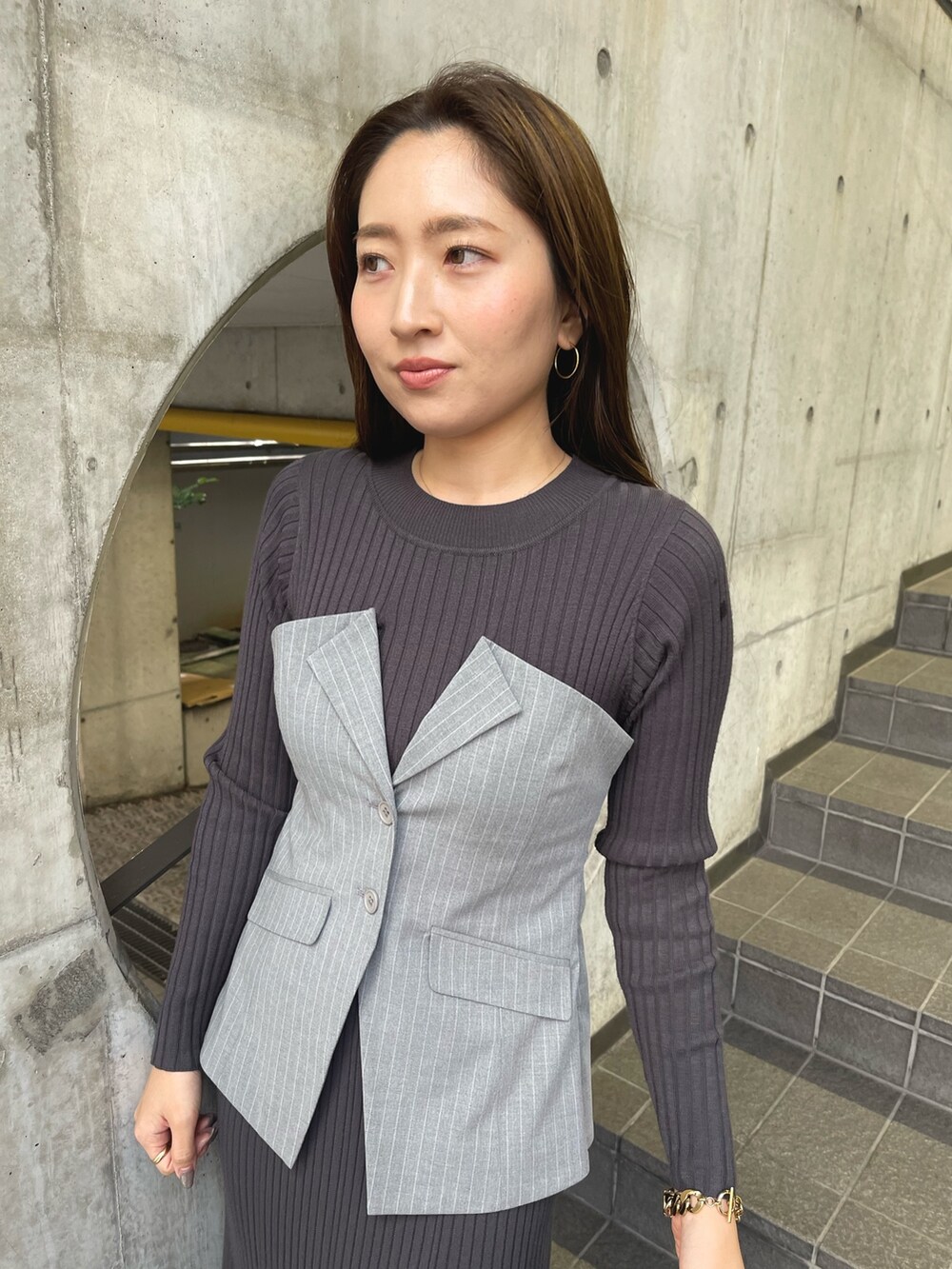 グレー系のワンピース、ホワイト系のブーツを着用したレディースの冬コーディネートの5枚目の写真