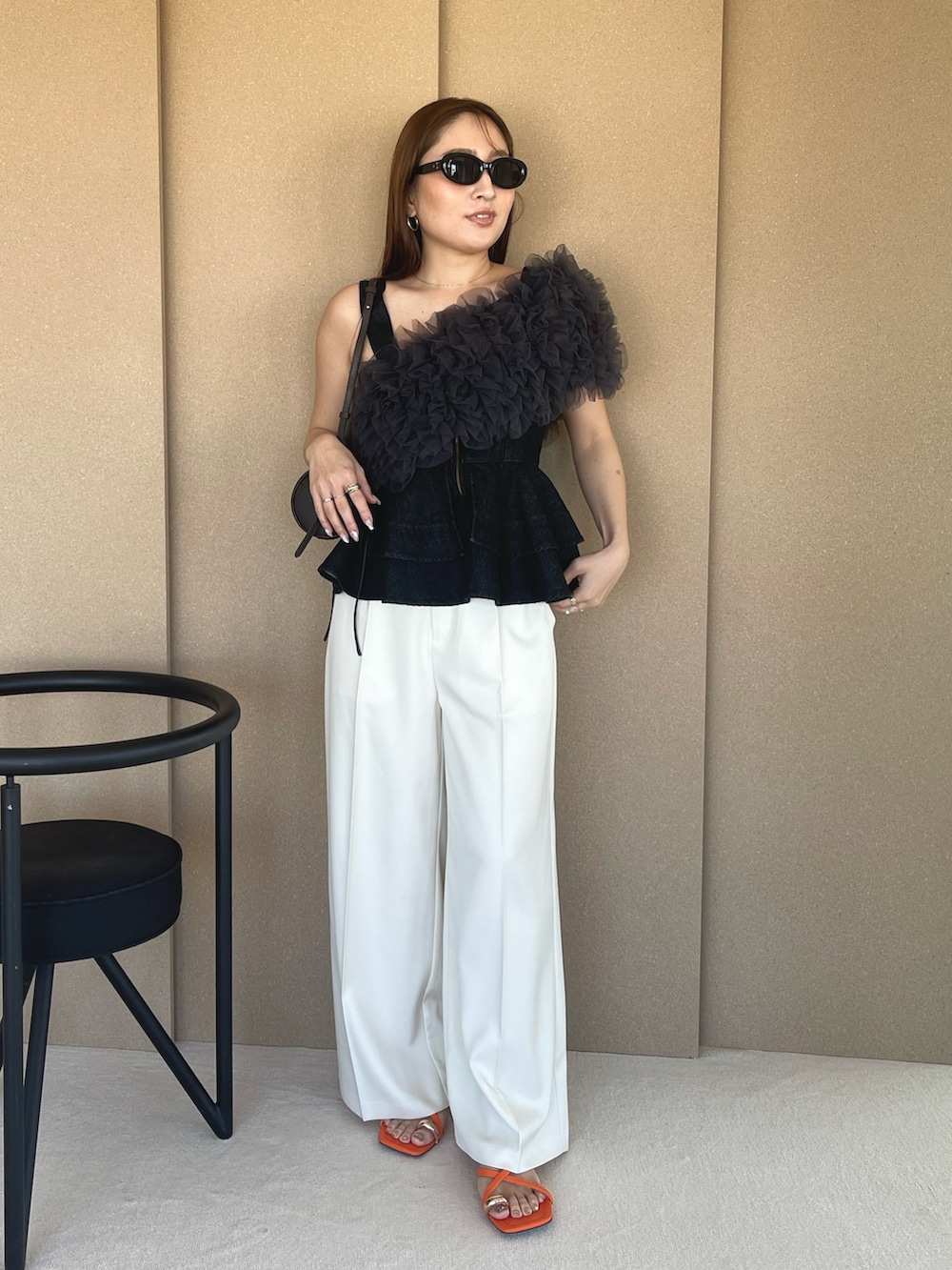 ブラック系のキャミソール、グレー系のドレス、オレンジ系のサンダルを着用したレディースの春コーディネートの5枚目の写真