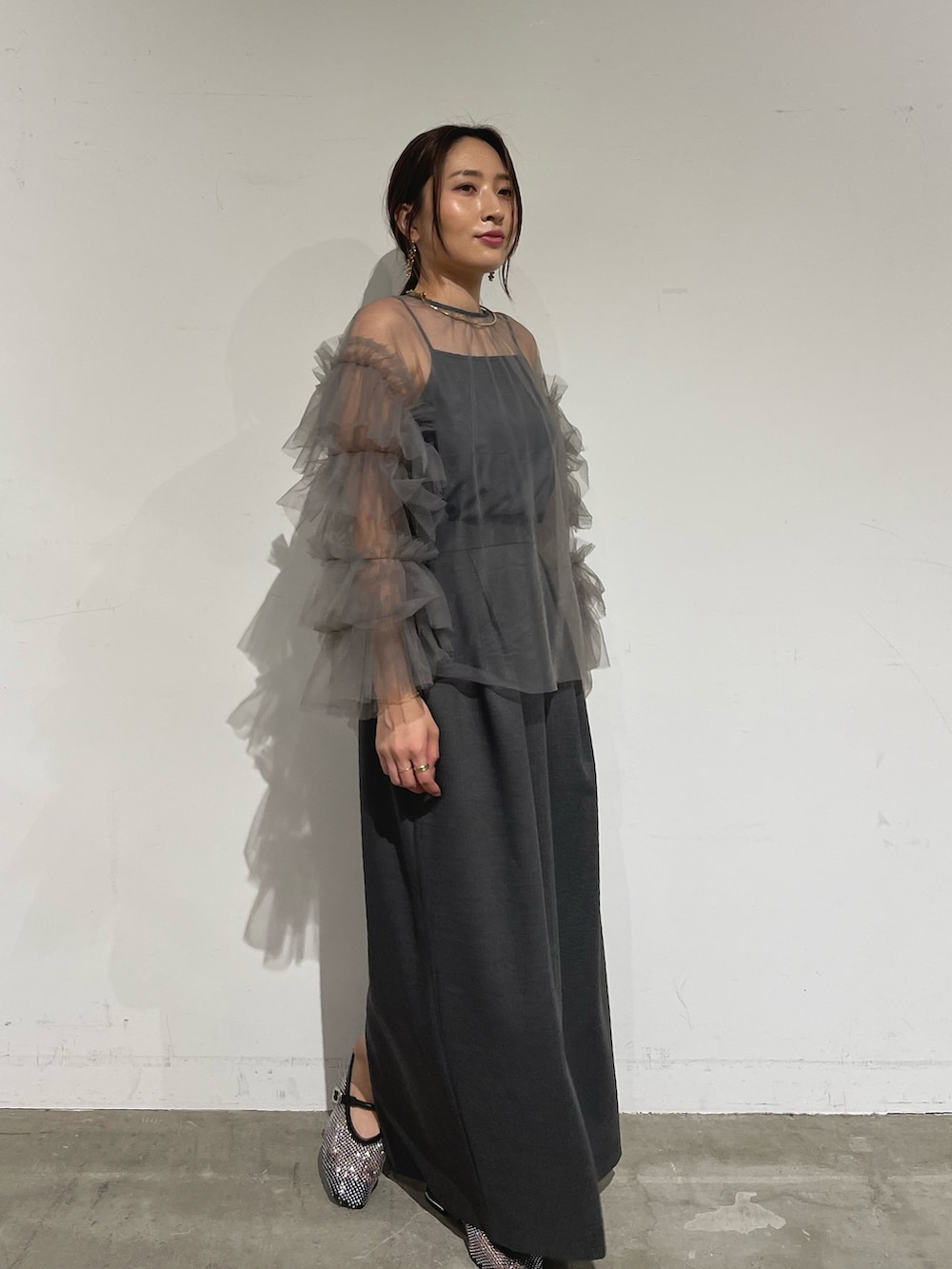 ブラック系のパンプス、グレー系のシャツ/ブラウス、グレー系のドレスを着用したレディースの秋コーディネートの7枚目の写真